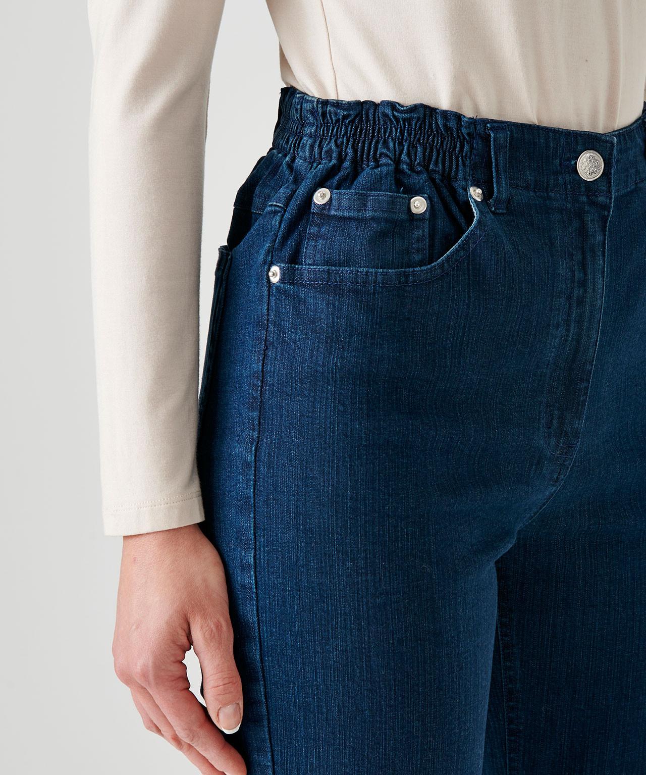 Damart  Jean 5 poches extensible, coupe droite. 