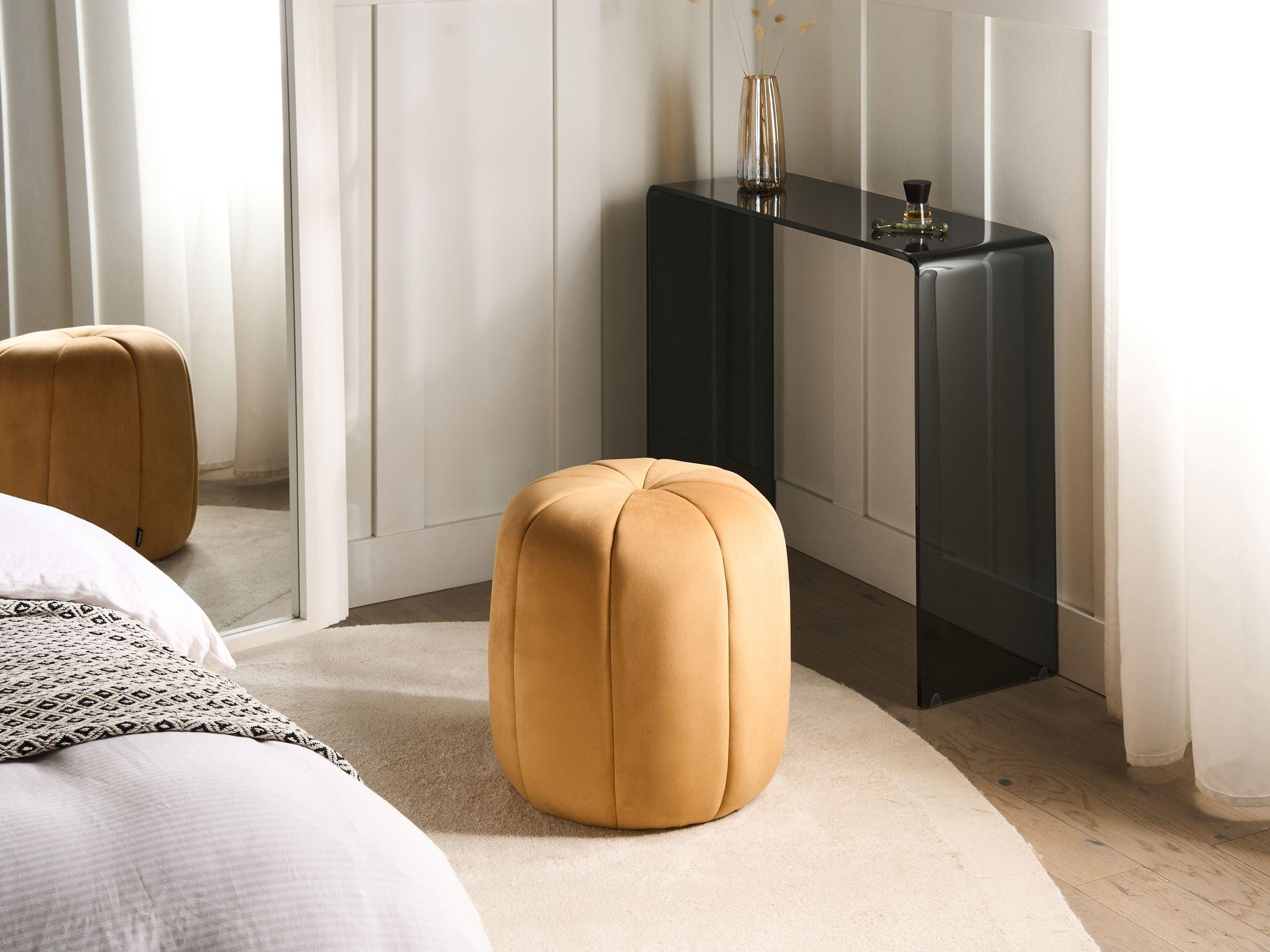 Beliani Pouf aus Samtstoff Glamourös SELBY  