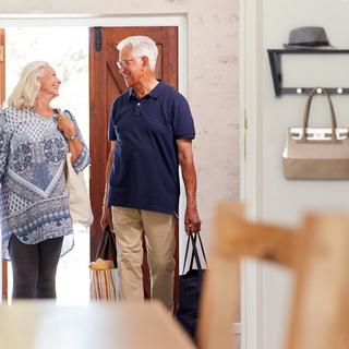 B2X Kleiderbügel mit Ablage  