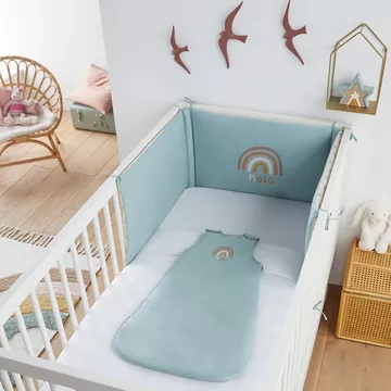 Wendbares Baby-Nestchen aus Baumwollperkal mit Regenbogen
