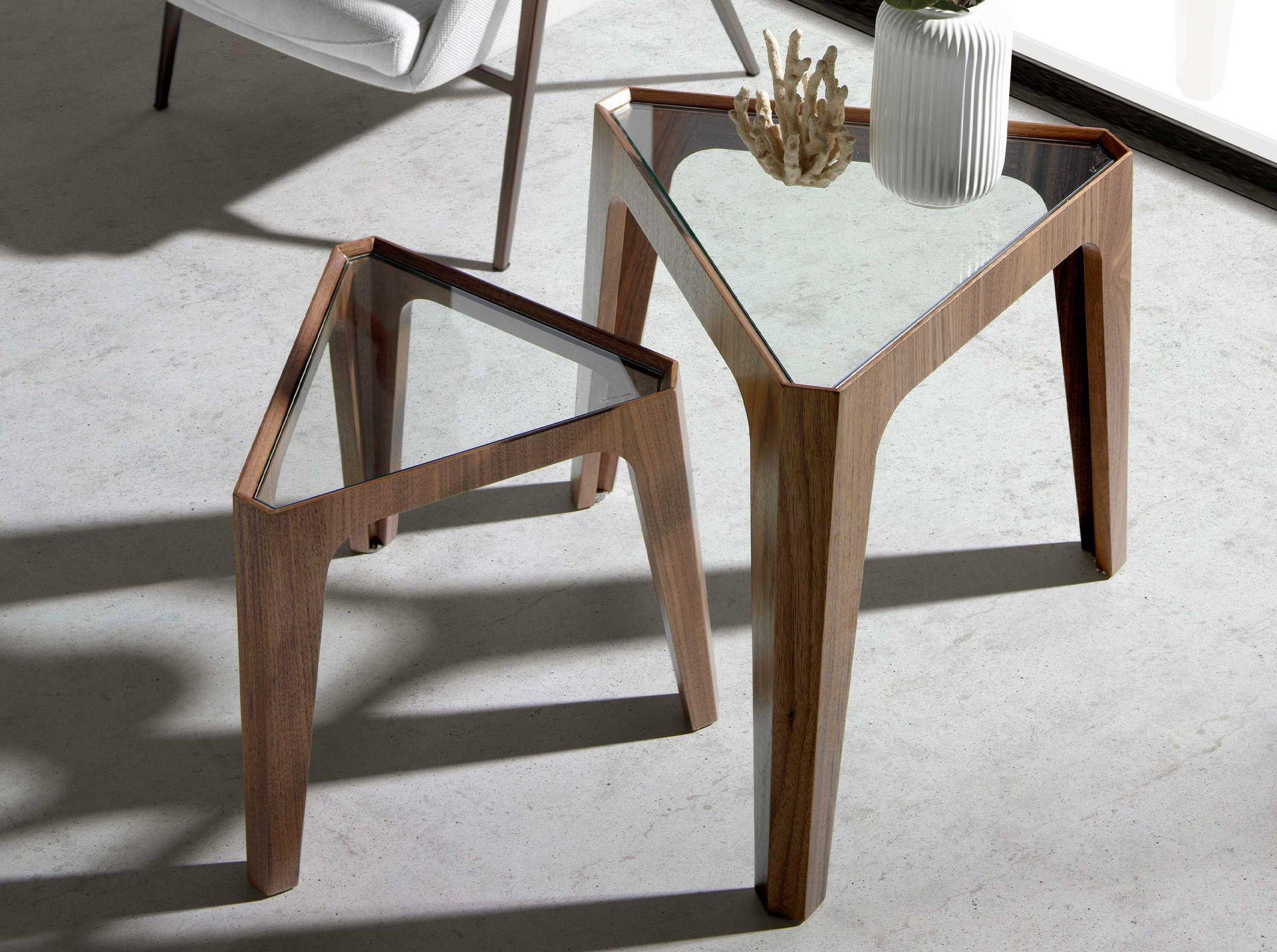 ANGEL CERDA Dreieckiger Ecktisch aus gehärtetem Glas und Nussbaum  
