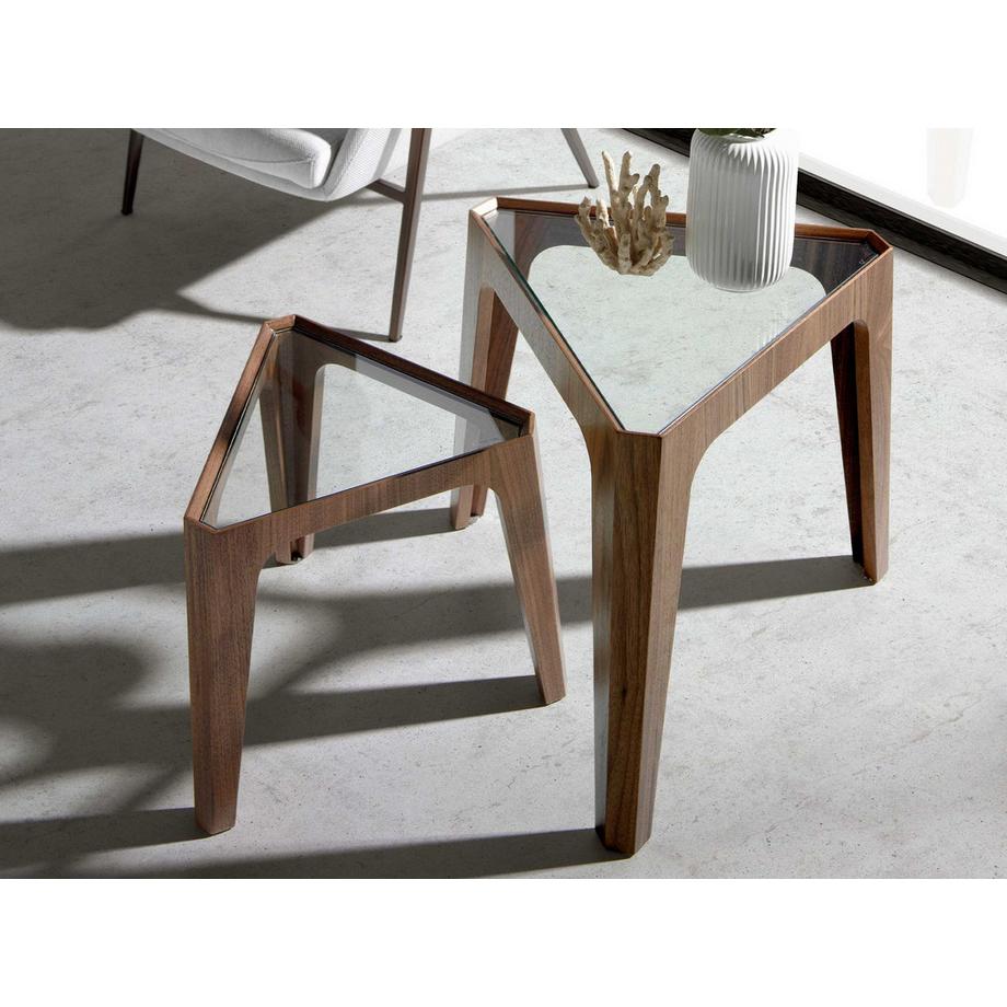 ANGEL CERDA Tavolo angolare triangolare in vetro temperato e noce  