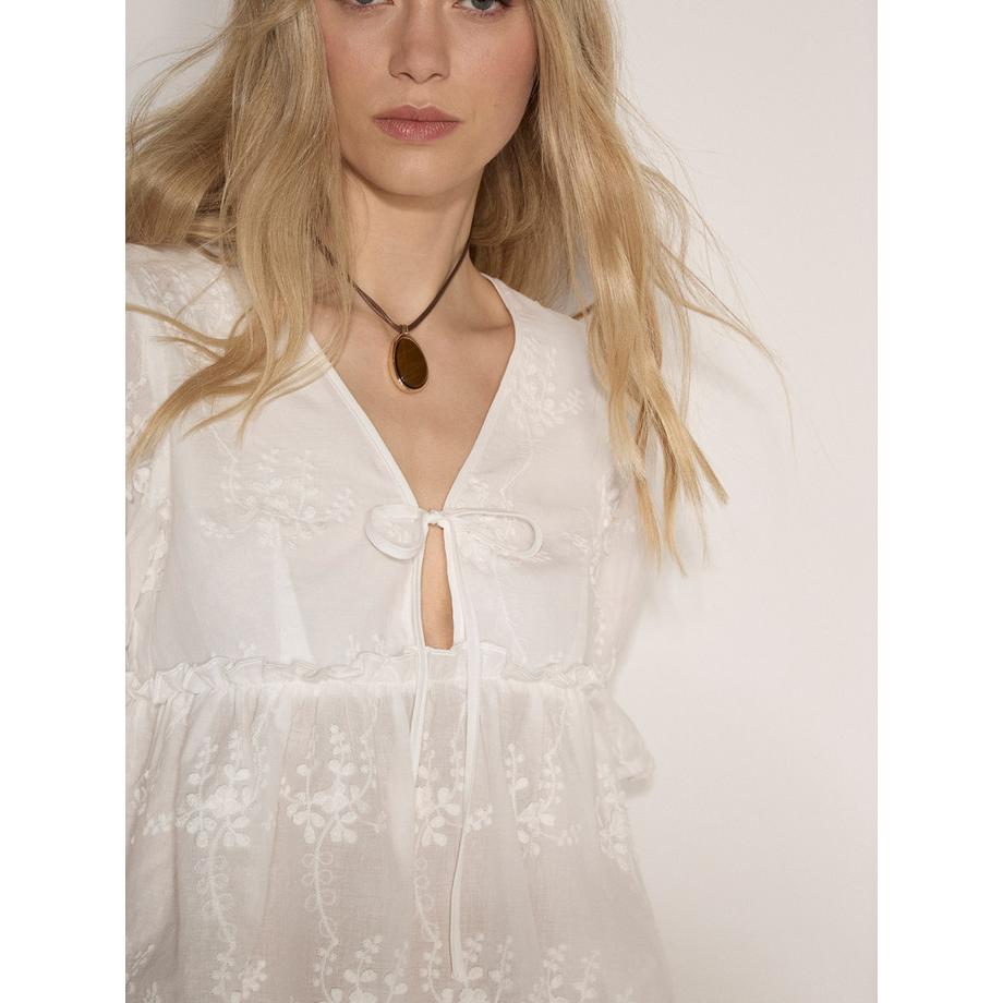 APRICOT  Kurz geschnittene Baumwollbluse mit Blumenstickerei 