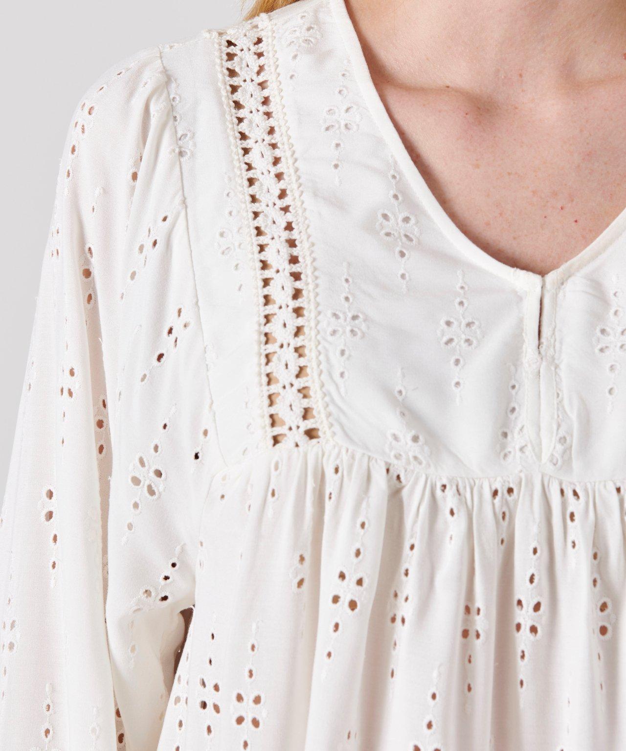 Damart  Blouse broderie anglaise. 