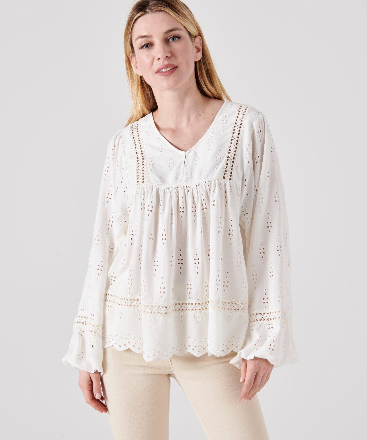 Damart  Blouse broderie anglaise. 