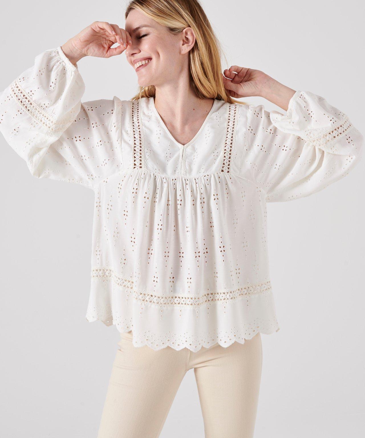 Damart  Blouse broderie anglaise. 