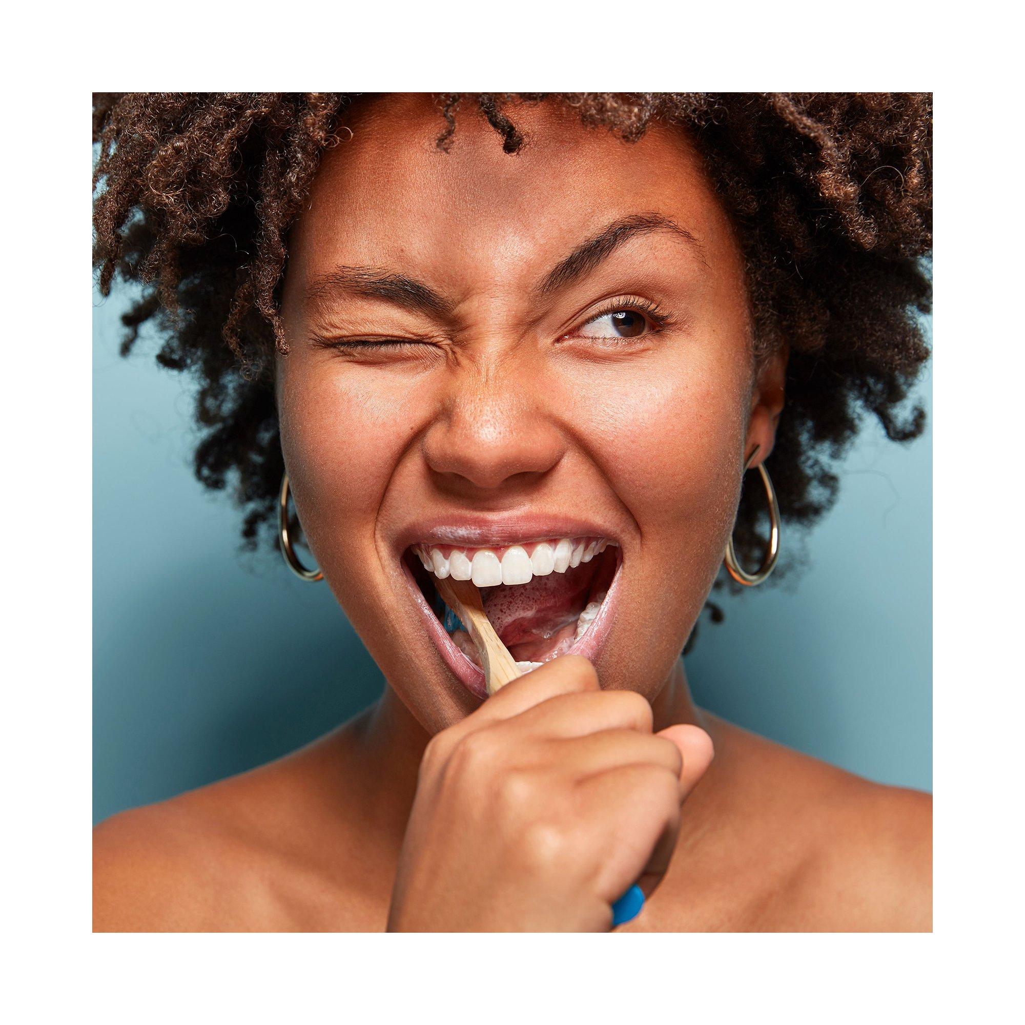 Colgate MAX WHITE MEDIUM Max White Mittel Zahnbürste, Für Natürlich Weisse Zähne 