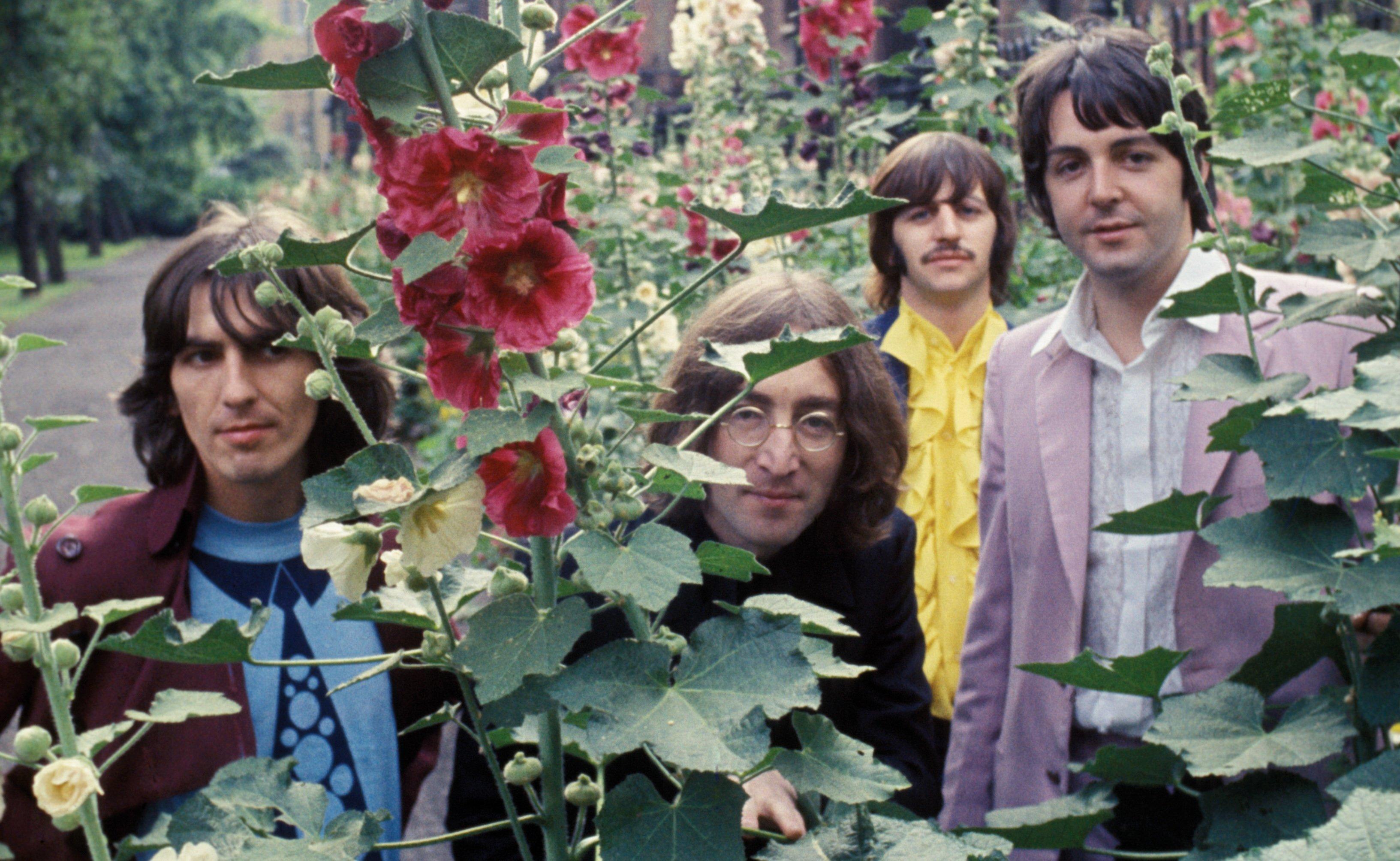 Now and then beatles слушать. The Beatles 1968. Группа the Beatles 1990. Джордж Харрисон с цветами. Битлз 1968 год