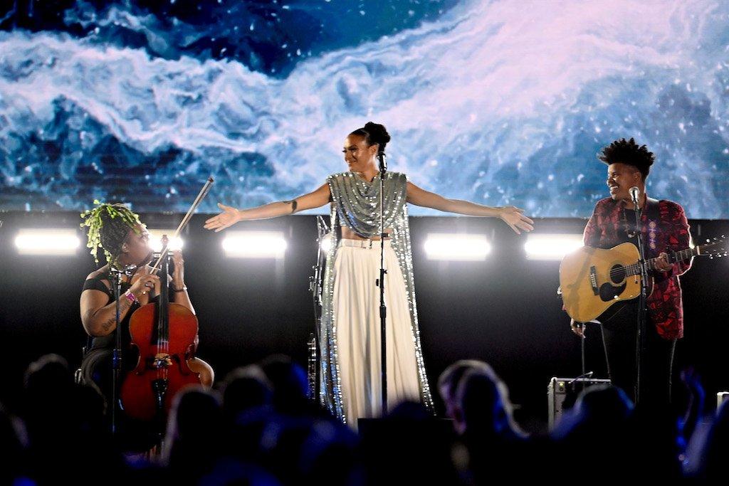Allison Russell Performs "Nightflyer"