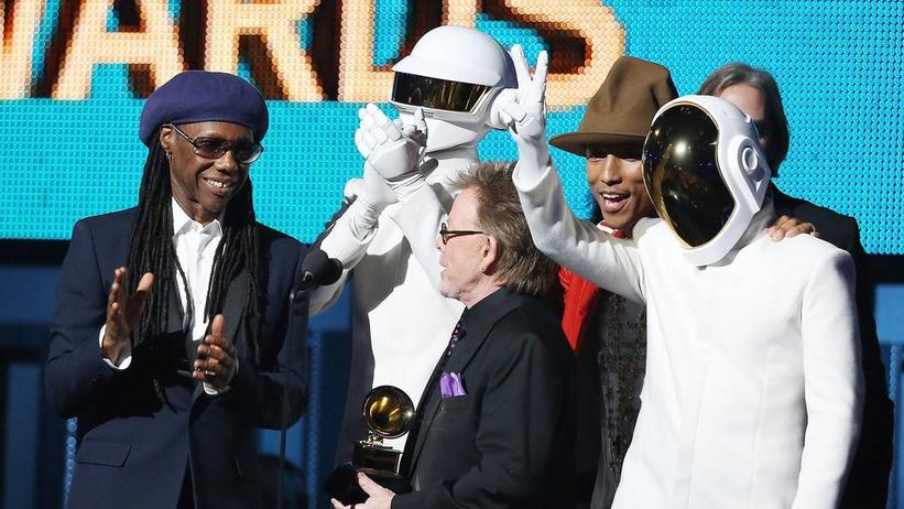 GRAMMY Rewind: A Silent Daft Punk Accept Their Best Pop Duo/Group Performance GRAMMY For "Get Lucky" Via Pharrell Williams