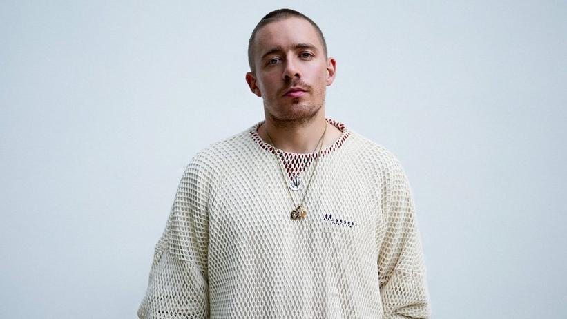 Herbal Tea & White Sofas: Dermot Kennedy Can't Go On Stage Without This Sentimental Cup