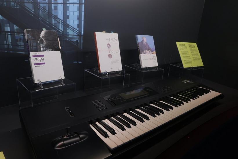 Keyboard piano at GRAMMY Museum's Exhibit