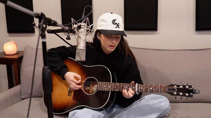Press Play: Jade LeMac Delivers A Stunning Acoustic Performance Of Her Breakthrough Single, "Constellations"