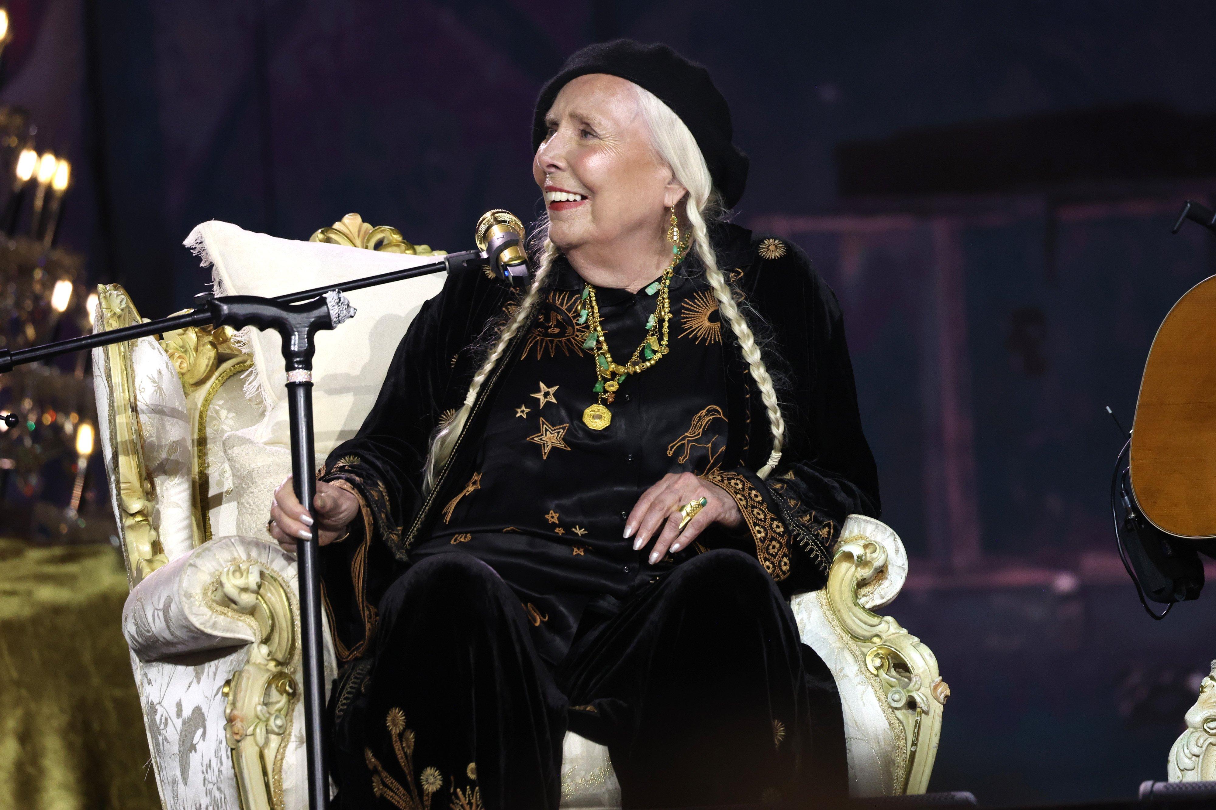 2024 GRAMMYs Watch Joni Mitchell Deliver Heartwarming Performance Of