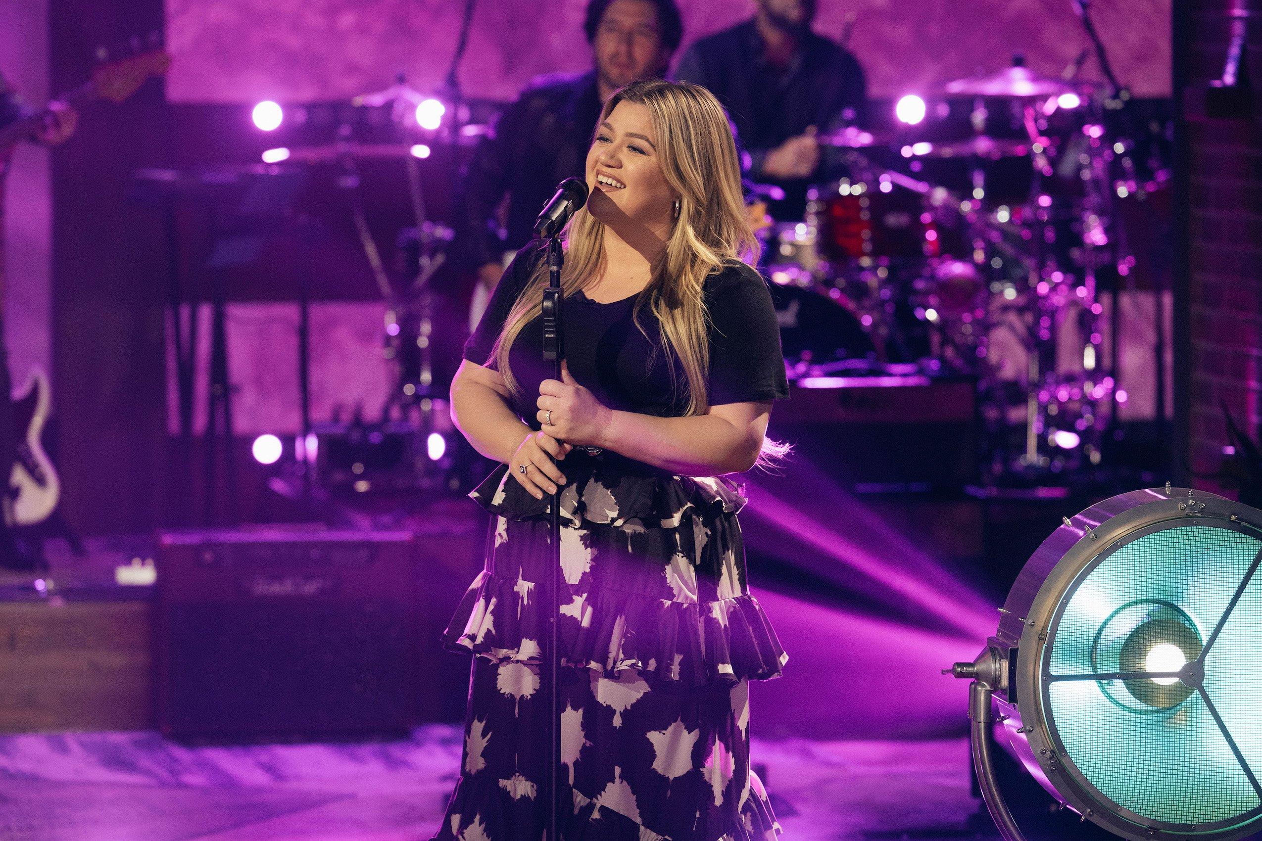 Kelly Clarkson performing in 2023
