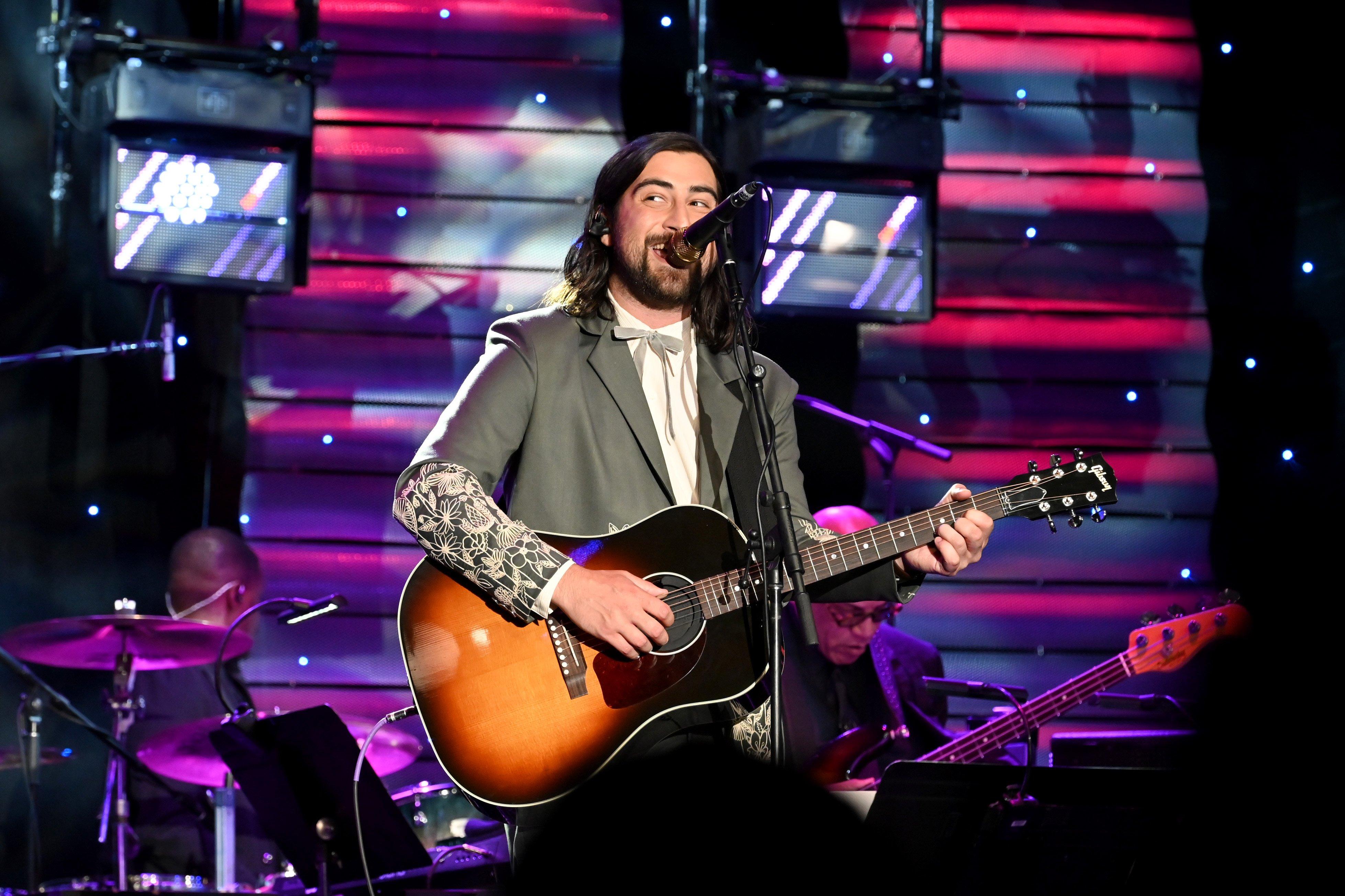 Watch Noah Kahan’s 2024 GRAMMYs Red Carpet Interview(01)