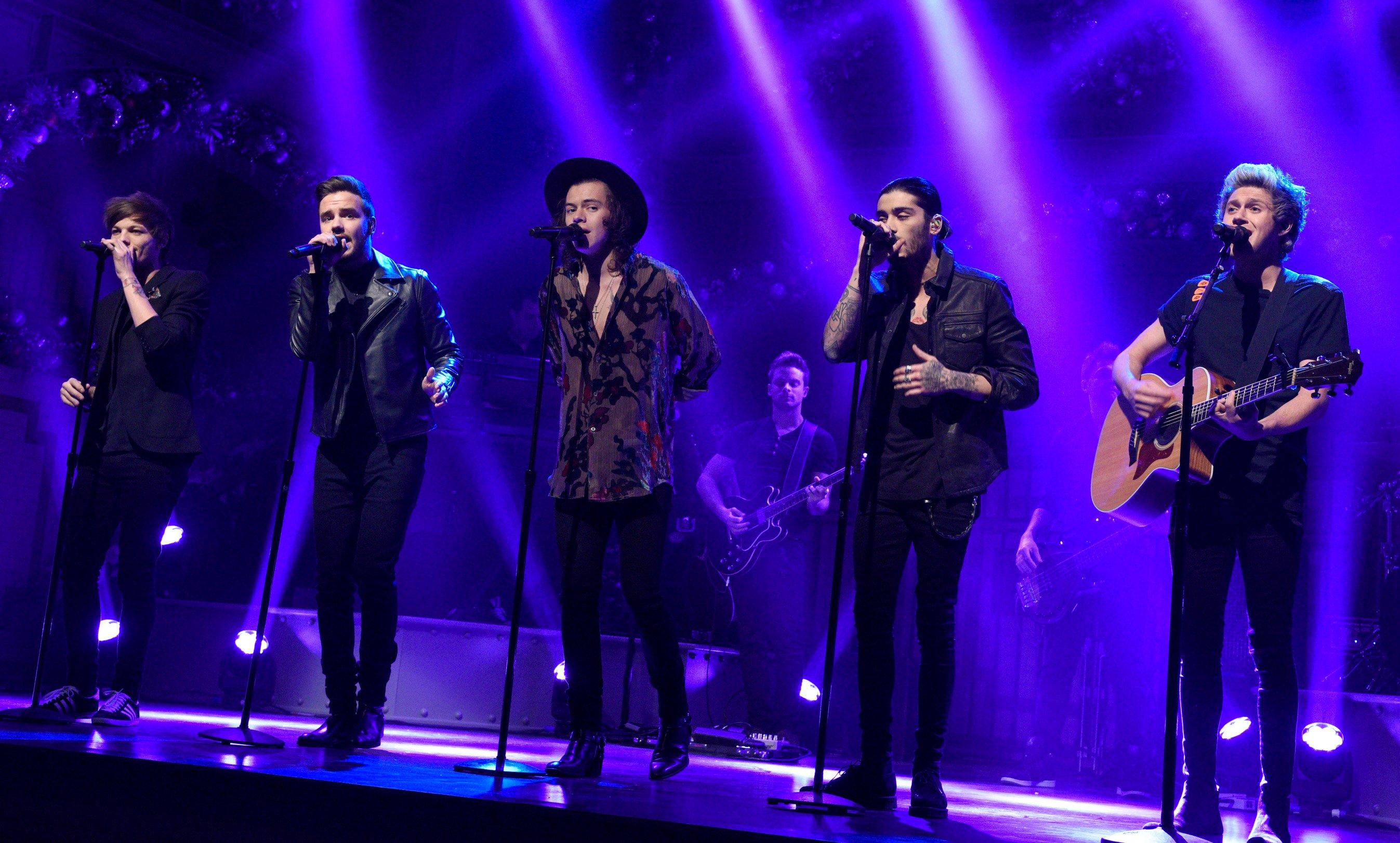 One Direction performing on SNL in 2014