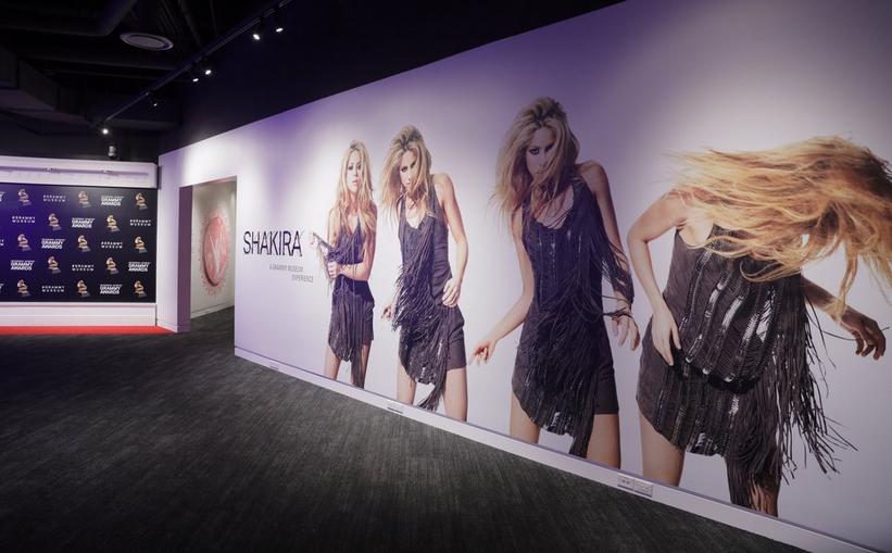 Nueva exhibición de Shakira en el Museo GRAMMY visualiza el voraz apetito creativo y la influencia global de la superestrella colombiana | GRAMMY.com