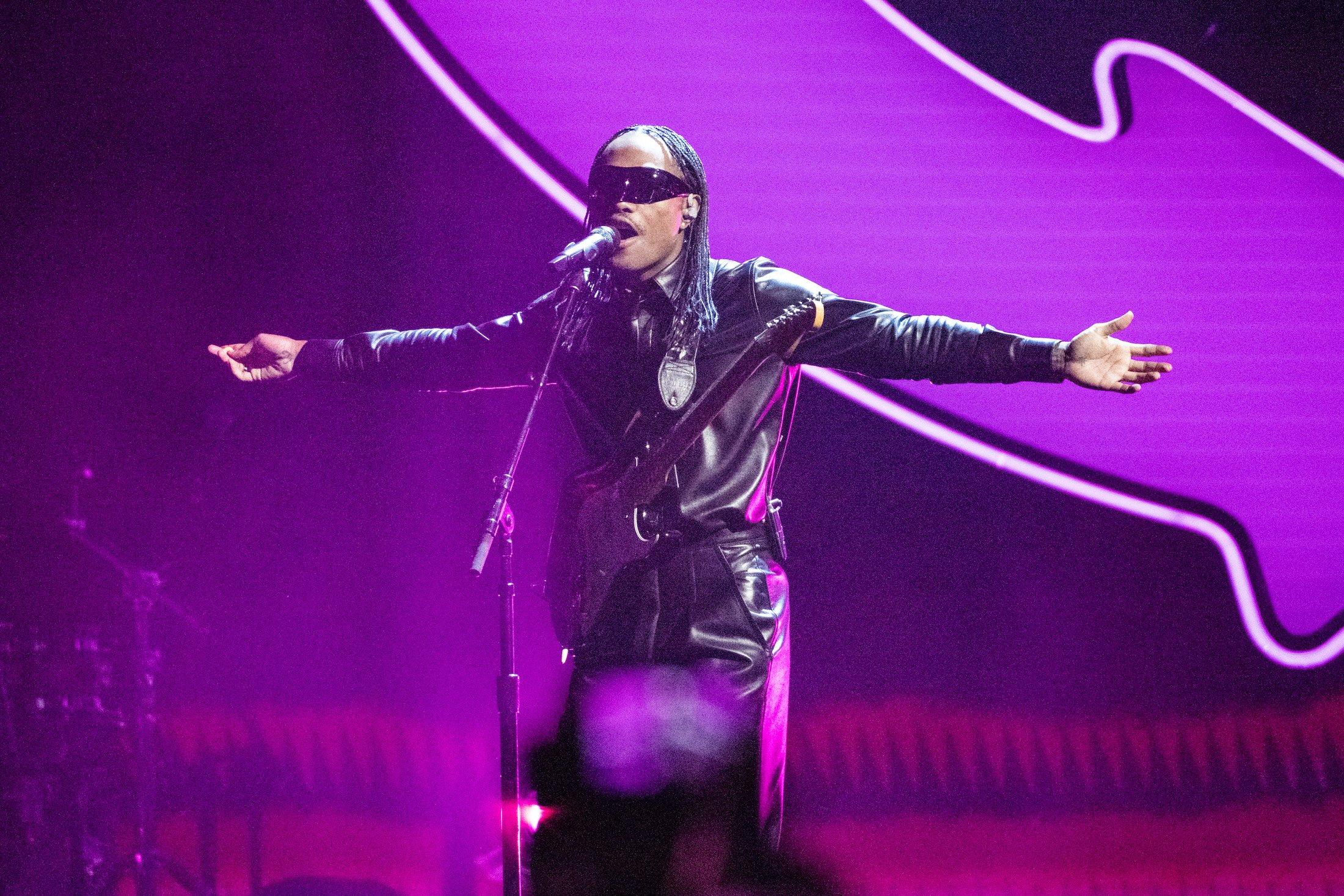 https://i8.amplience.net/i/naras/Steve-Lacy-2023-grammys-performance-GettyImages-1463426622