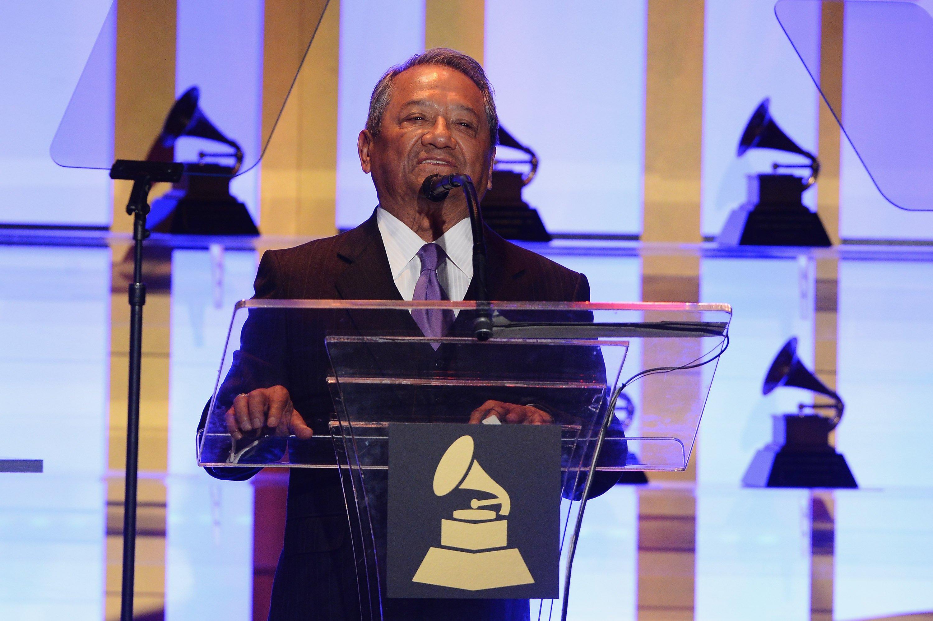 Armando Manzanero accepts the Lifetime Achievement Award in 2014