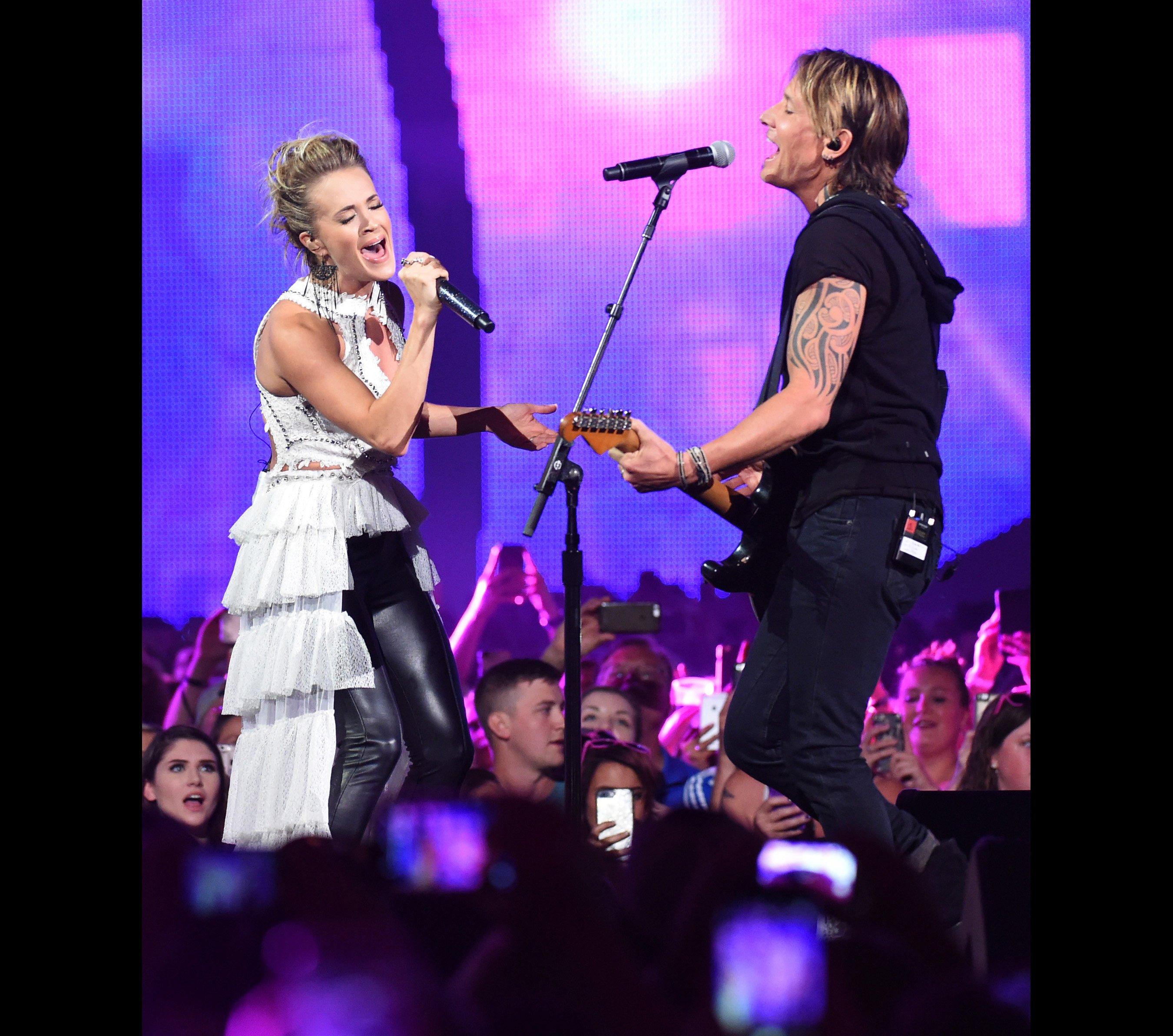 Carrie Underwood and Keith Urban perform at the 2017 CMT Awards
