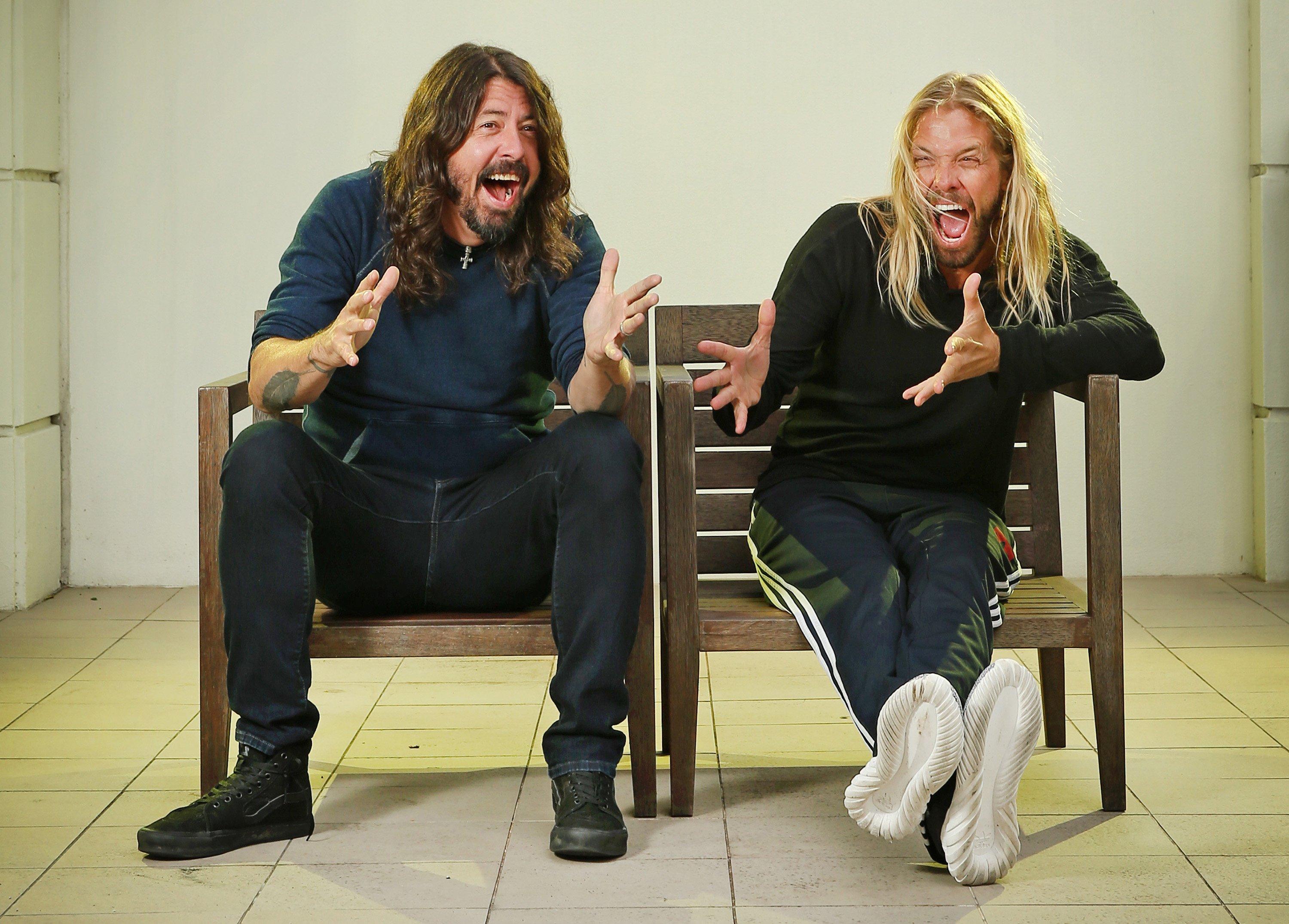 Dave Grohl and Taylor Hawkins in 2017