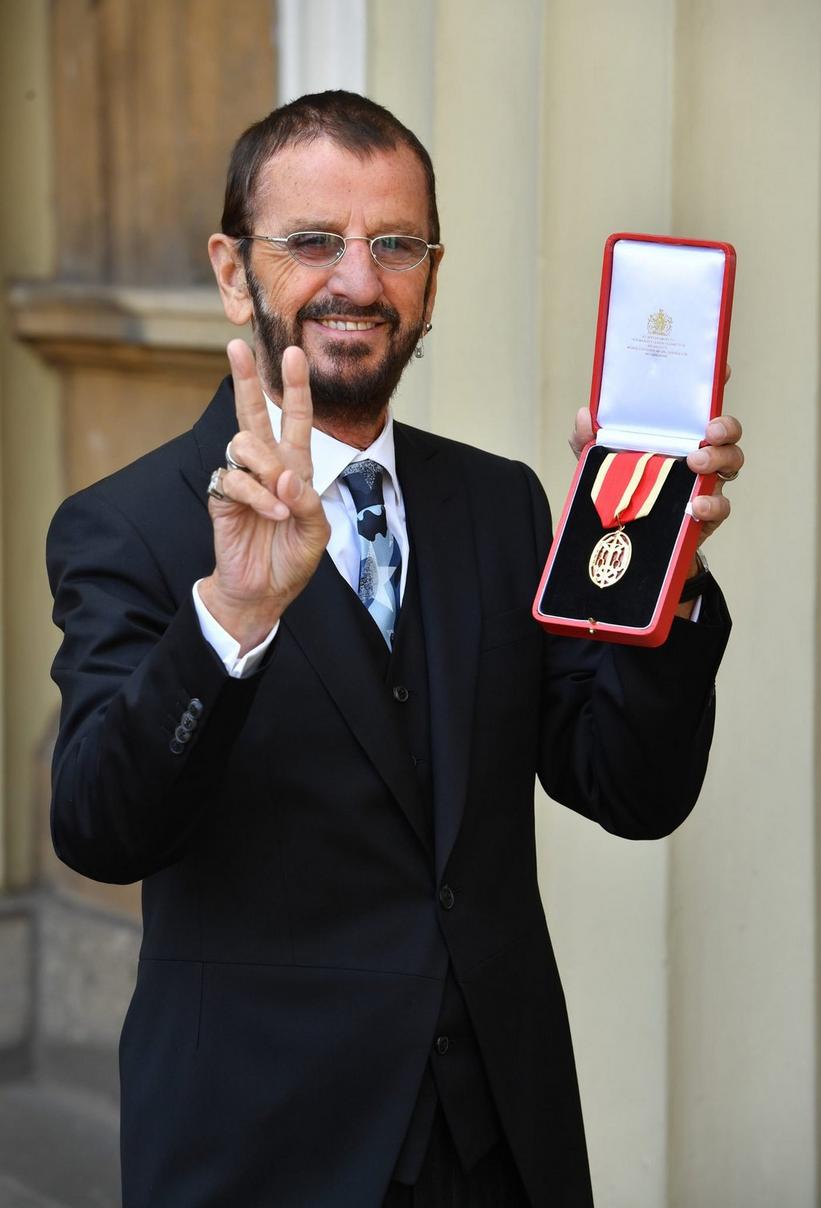 ekstremt fossil ubrugt Ringo Starr Invested Into Knighthood At Buckingham Palace