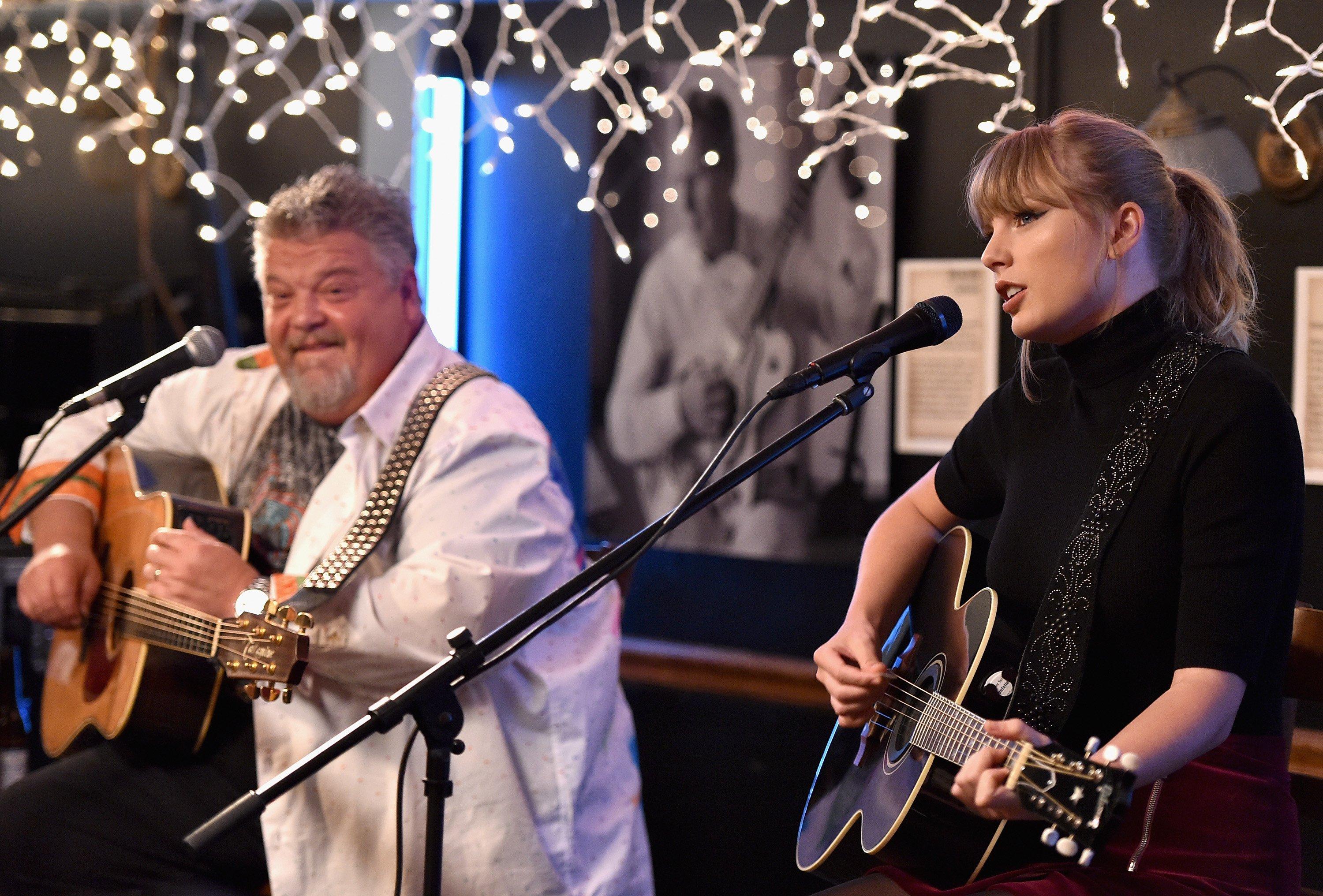 Taylor Swift Gives Surprise Performance At Nashville s Bluebird