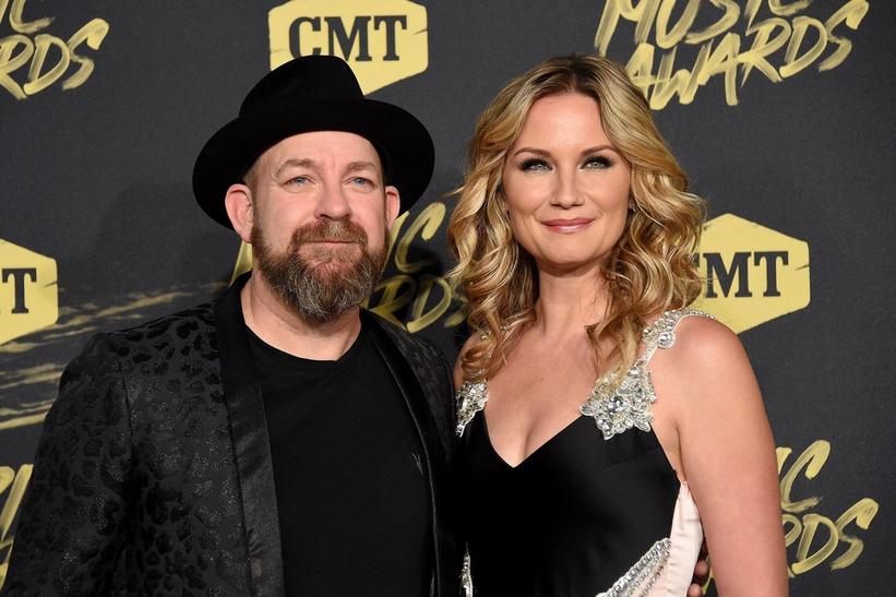 821px x 547px - Watch: Sugarland's Latest Video \