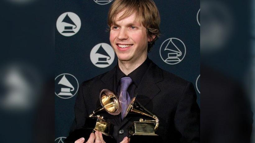 GRAMMY Rewind: Watch Beck Unpretentiously Win Best Male Rock Performance For "Where It's At" In 1997 