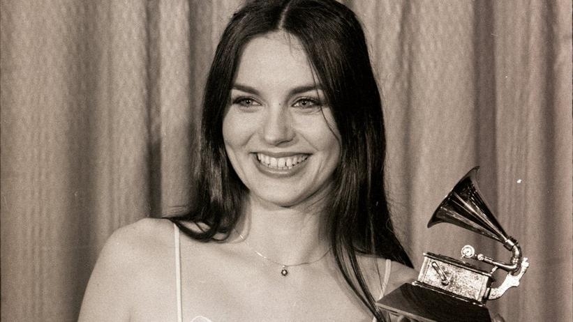 GRAMMY Rewind: Watch Crystal Gayle Understatedly Win GRAMMY For Best Country Vocal Performance, Female In 1978