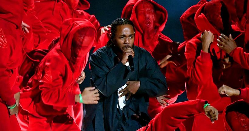 Kendrick Lamar takes the stage in Martine Rose x Nike Shox to accept the  Grammy for Best Rap Album 🐐
