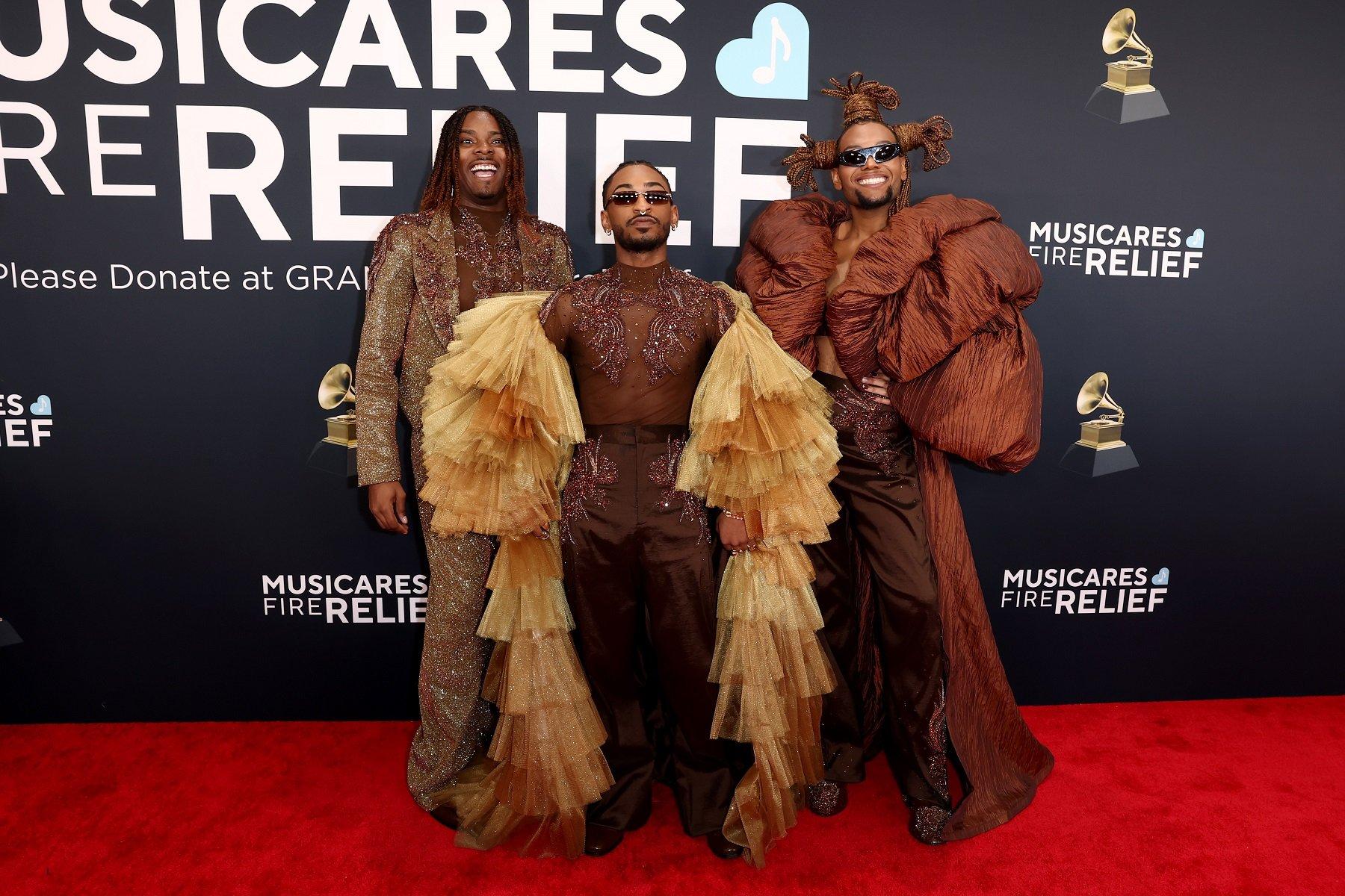 🎥 A snippet of the routine from the @dancelovestudios Classic Movers  (Byron Bay) Christmas class this year 🎄👯\u200d♀️😊, ➡️ Classic Movers classes  are made for Over 50s dancers and feature hits from mainly ..., image size:1800x1200