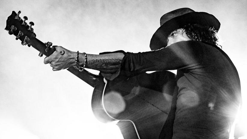 Herbal Tea & White Sofas: BUNBURY Is A Spanish Rock Star Without The Rock Star Ego