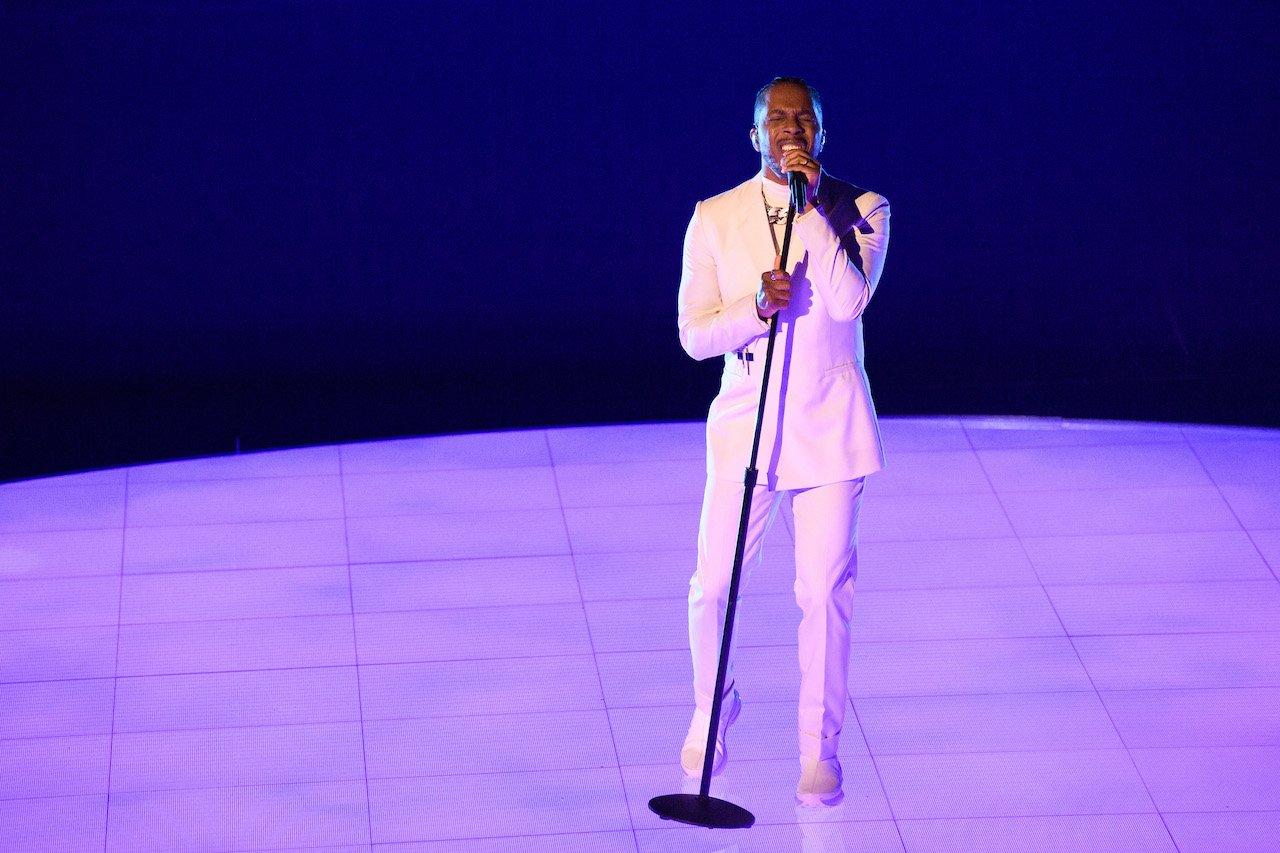 Leslie Odom, Jr. performs at the "Oscars: Into the Spotlight" special at the 2021 Oscars