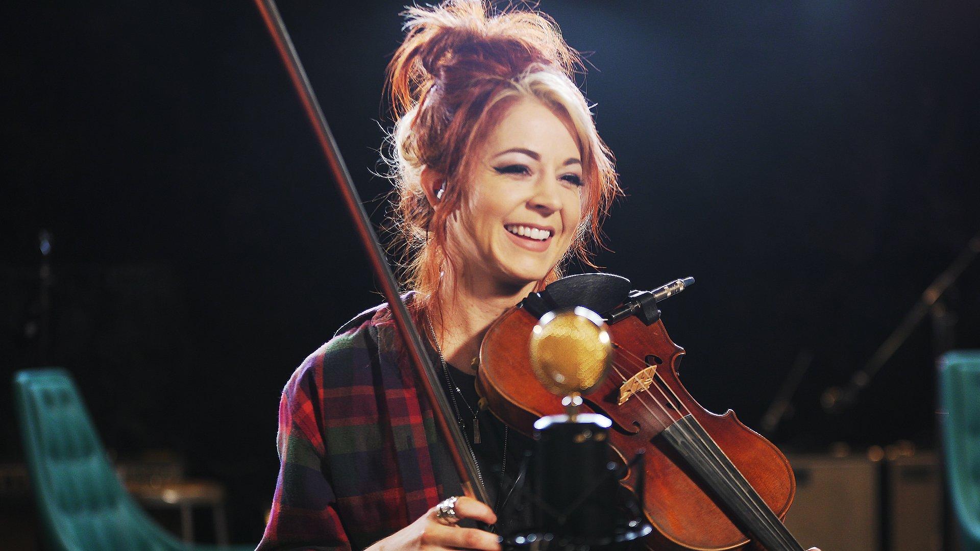 Lindsey Stirling covers Green Day's "Boulevard Of Broken Dreams"