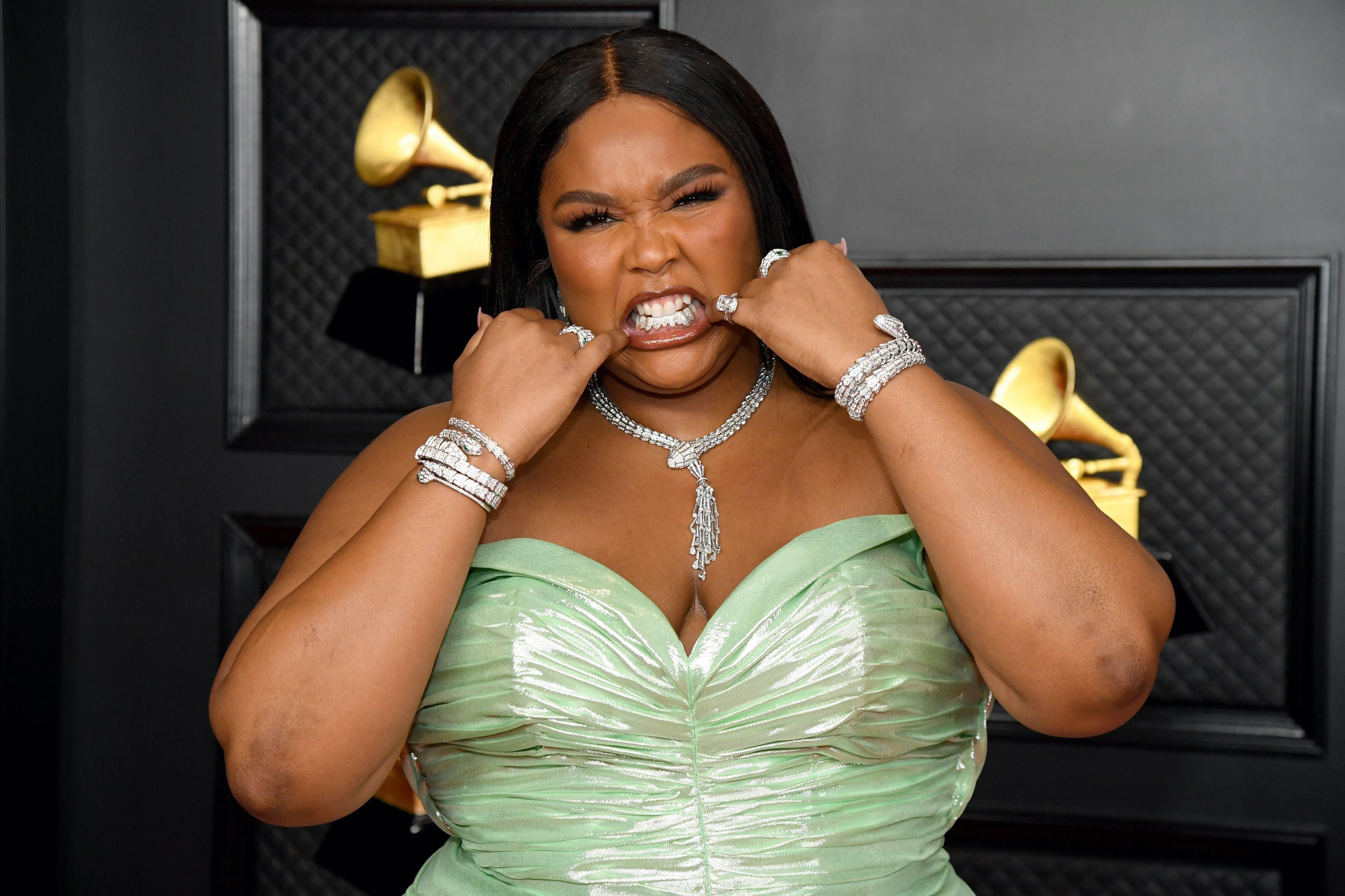Lizzo shows off teeth at 2021 GRAMMY Awards