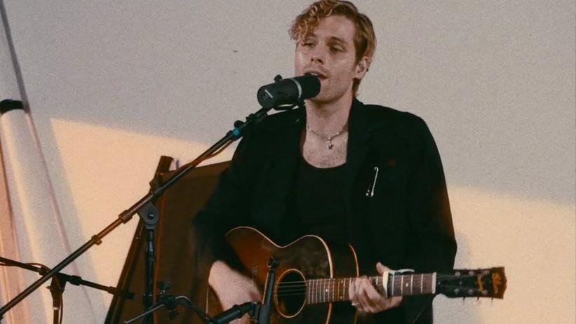 Press Play At Home: Watch Luke Hemmings' Warm Performance Of "Baby Blue"