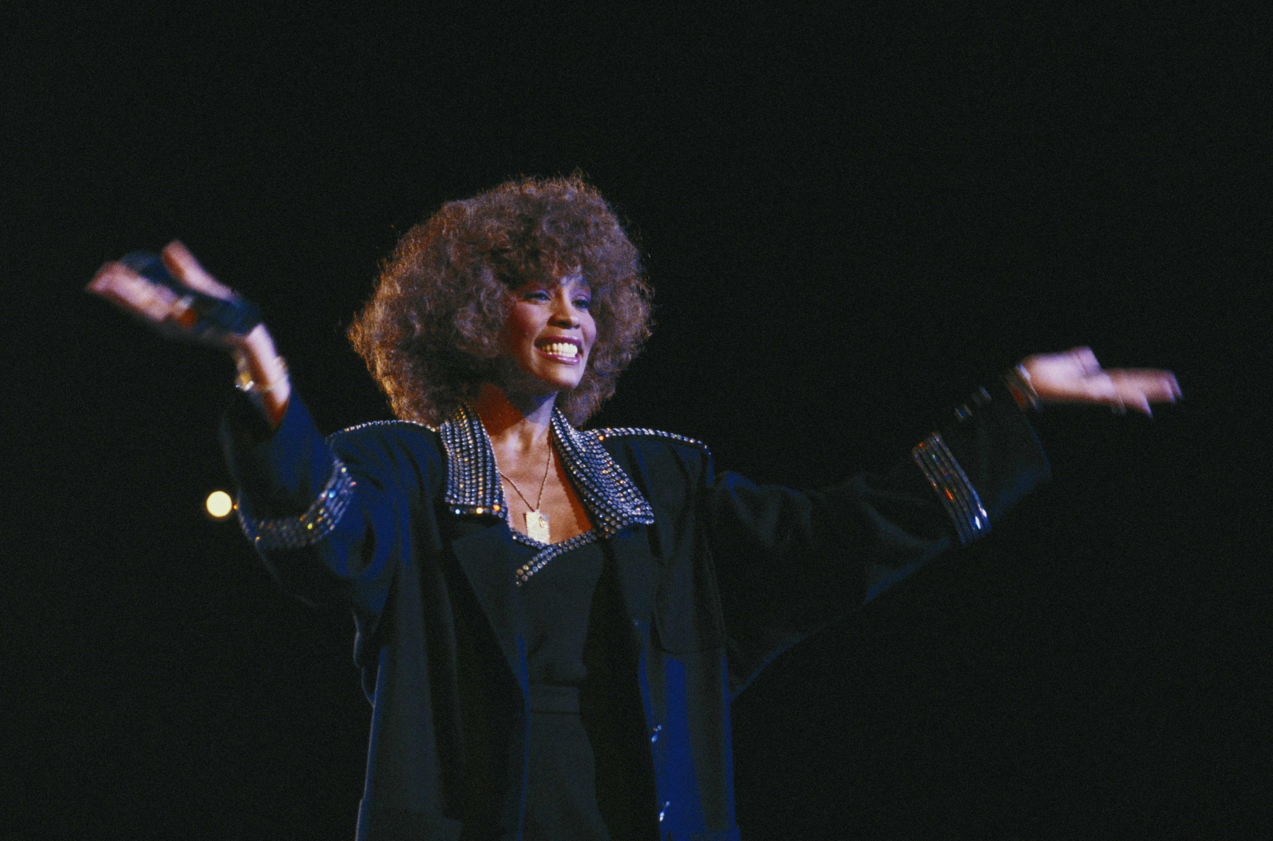 Photo of Whitney Houston performing in London, 19th October 1986