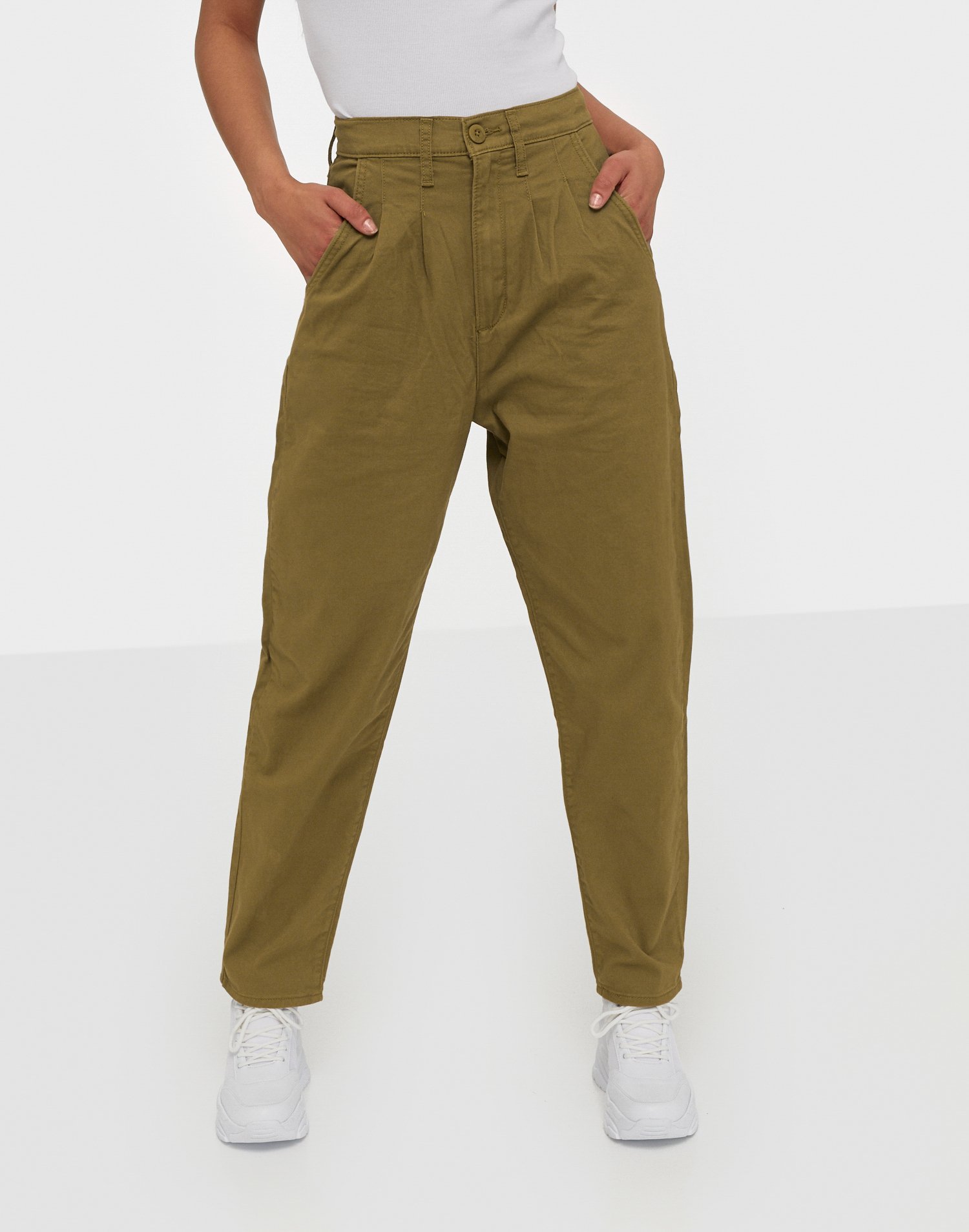 pleated balloon jeans
