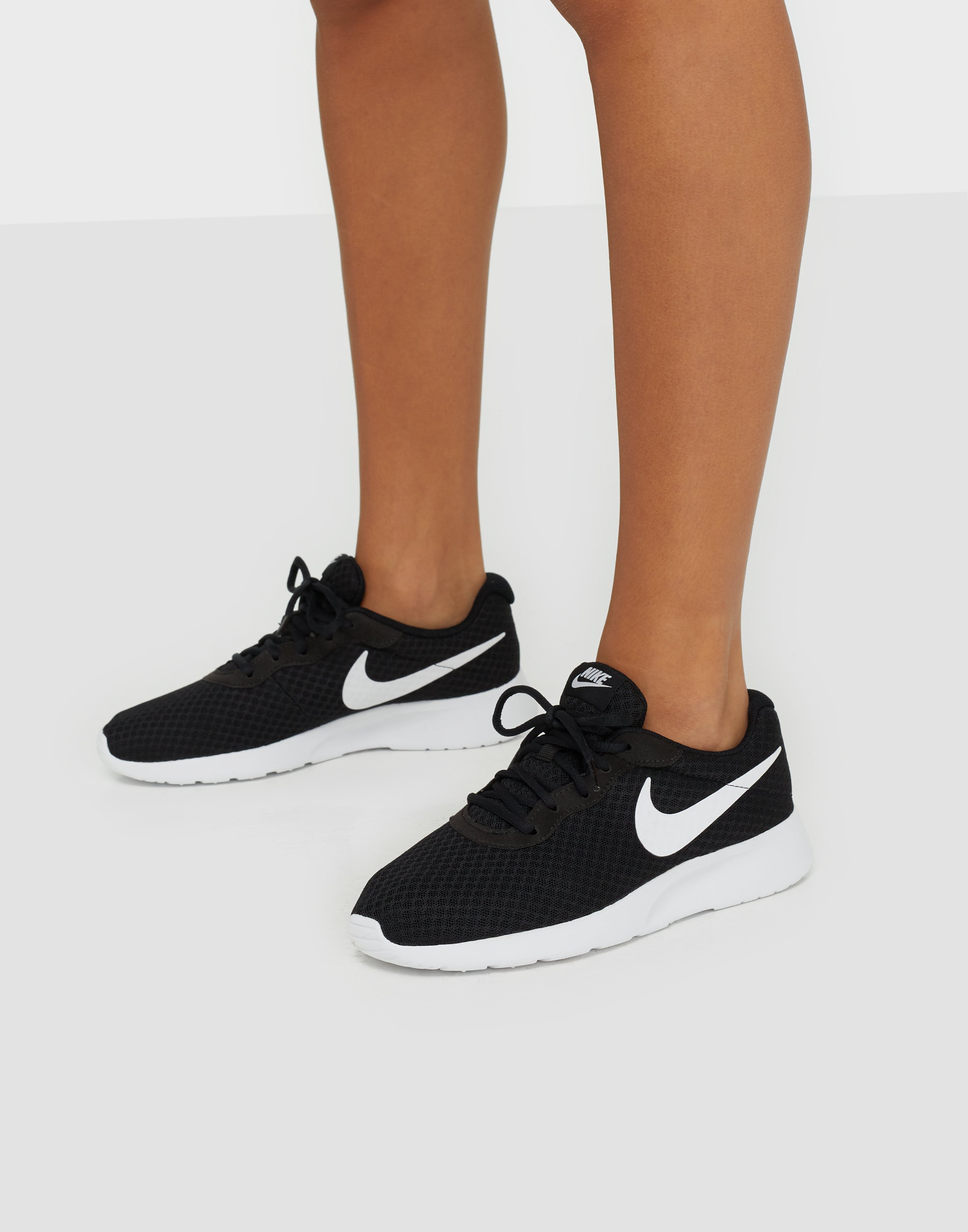 black and white nike tanjun