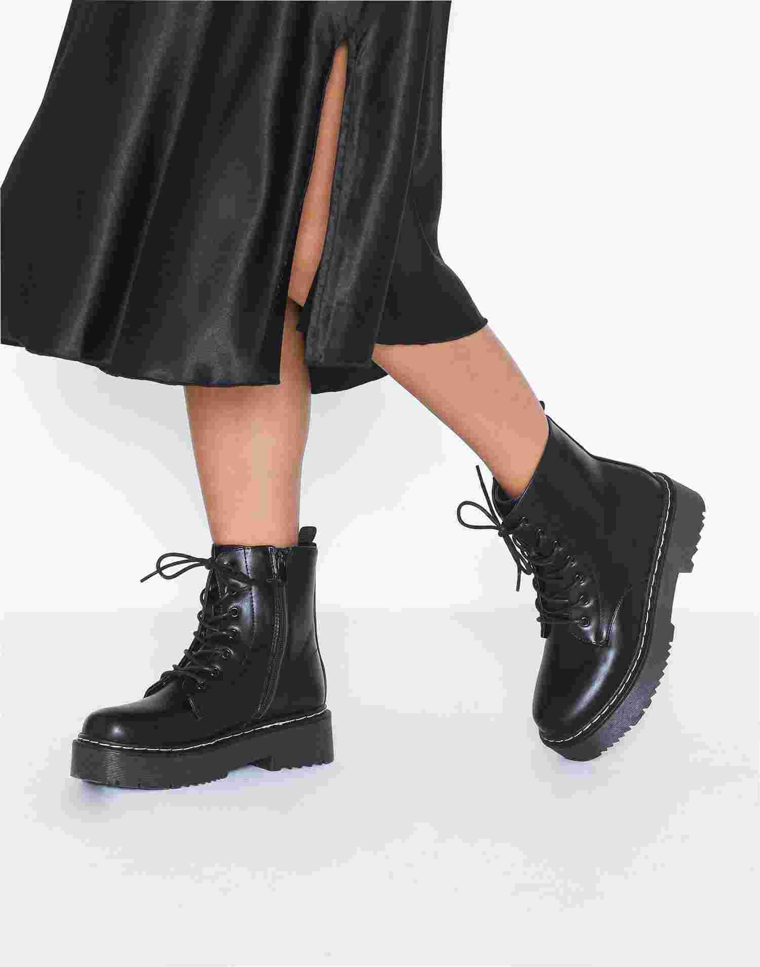 duffy flat boots