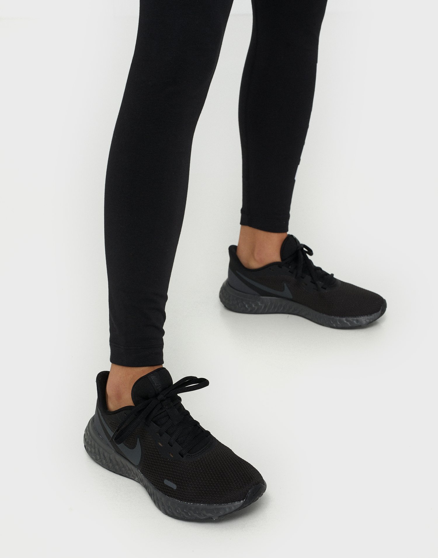 nike revolution 5 all black womens