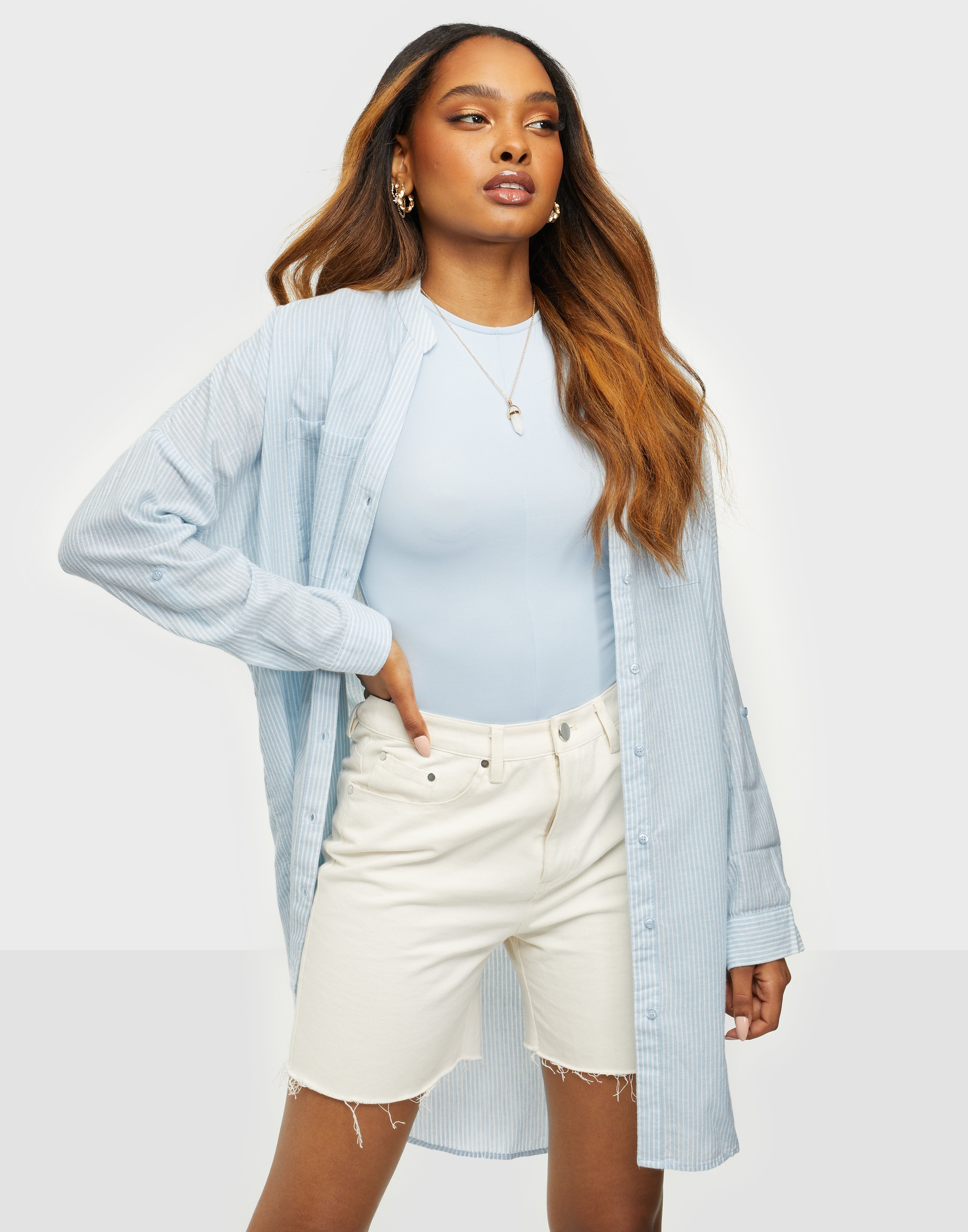 antenne peave blåhval VMISABELL L/S FOLD UP TUNIC NOOS - Blue Fog Snow White - Nelly.com
