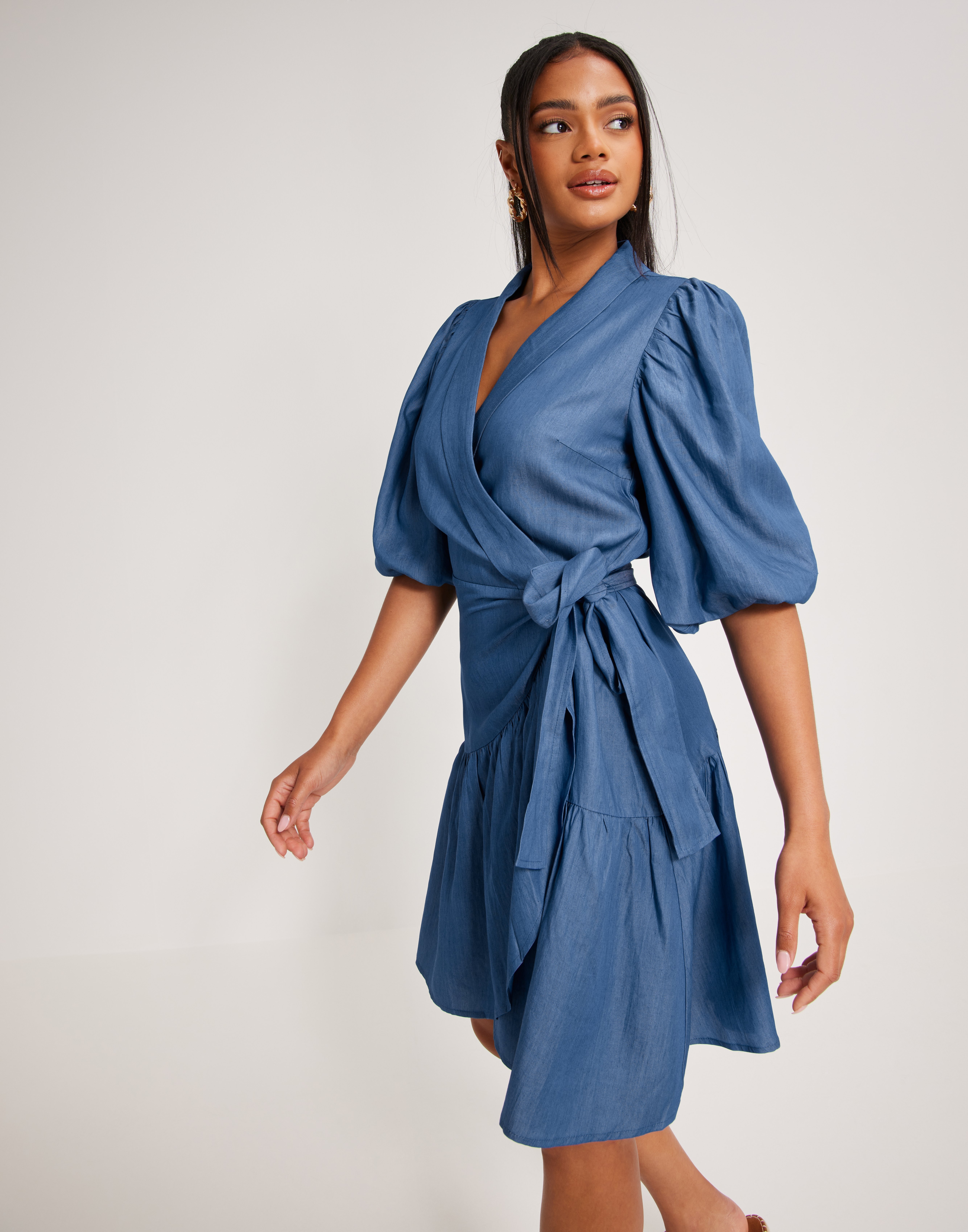 Co'couture - Omlottklänningar - Shannon Denim Wrap Dress - Klänningar