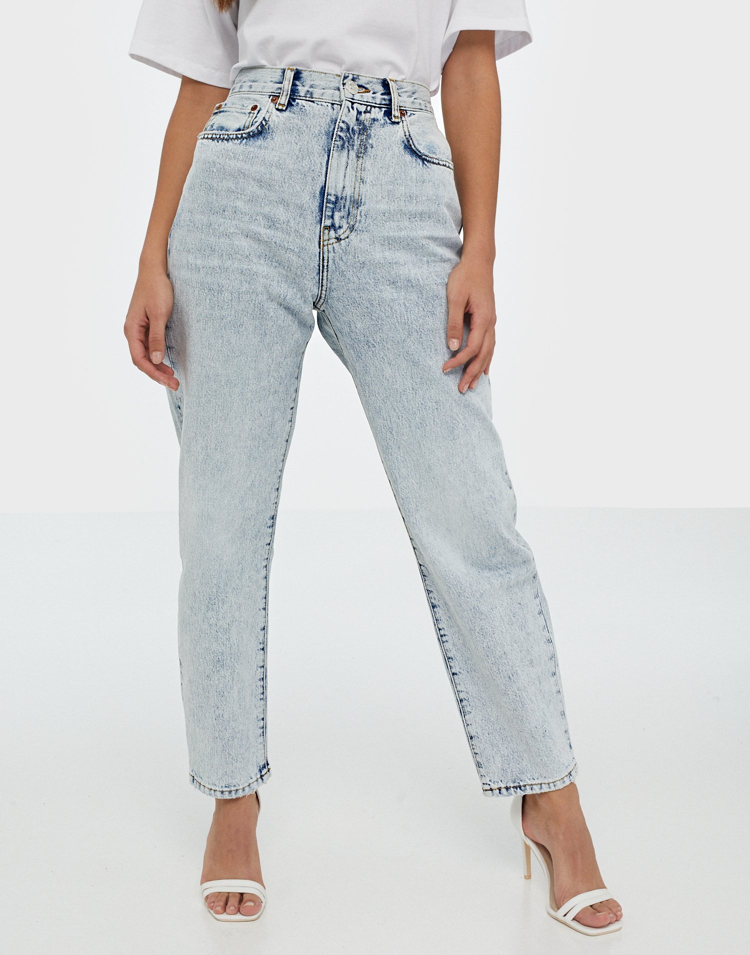 relaxed mom jeans