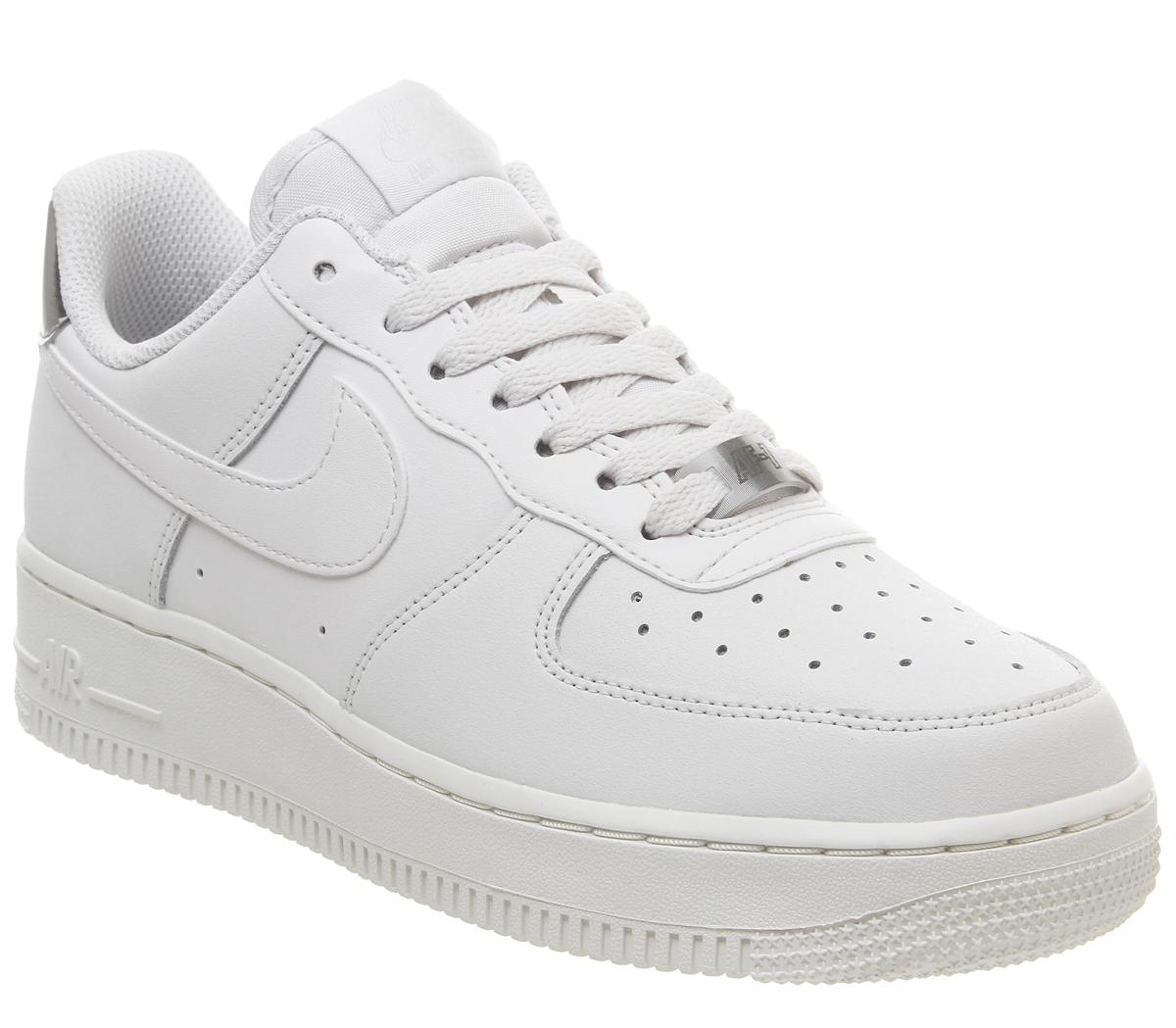 Nike Air Force 1 07 Trainers Platinum 