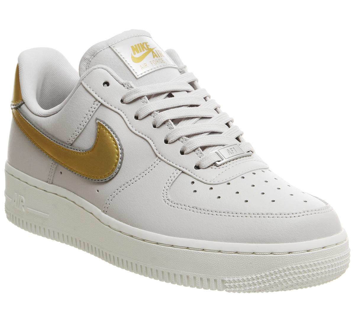 Nike Air Force 1 07 Trainers Vast Grey Gold Summit White Platinum Mtlc -  Hers trainers