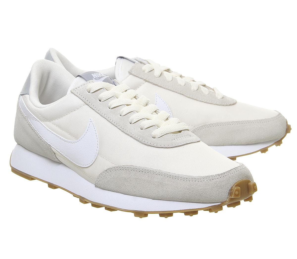 Nike Daybreak Trainers Summit White Pale Ivory F Hers trainers