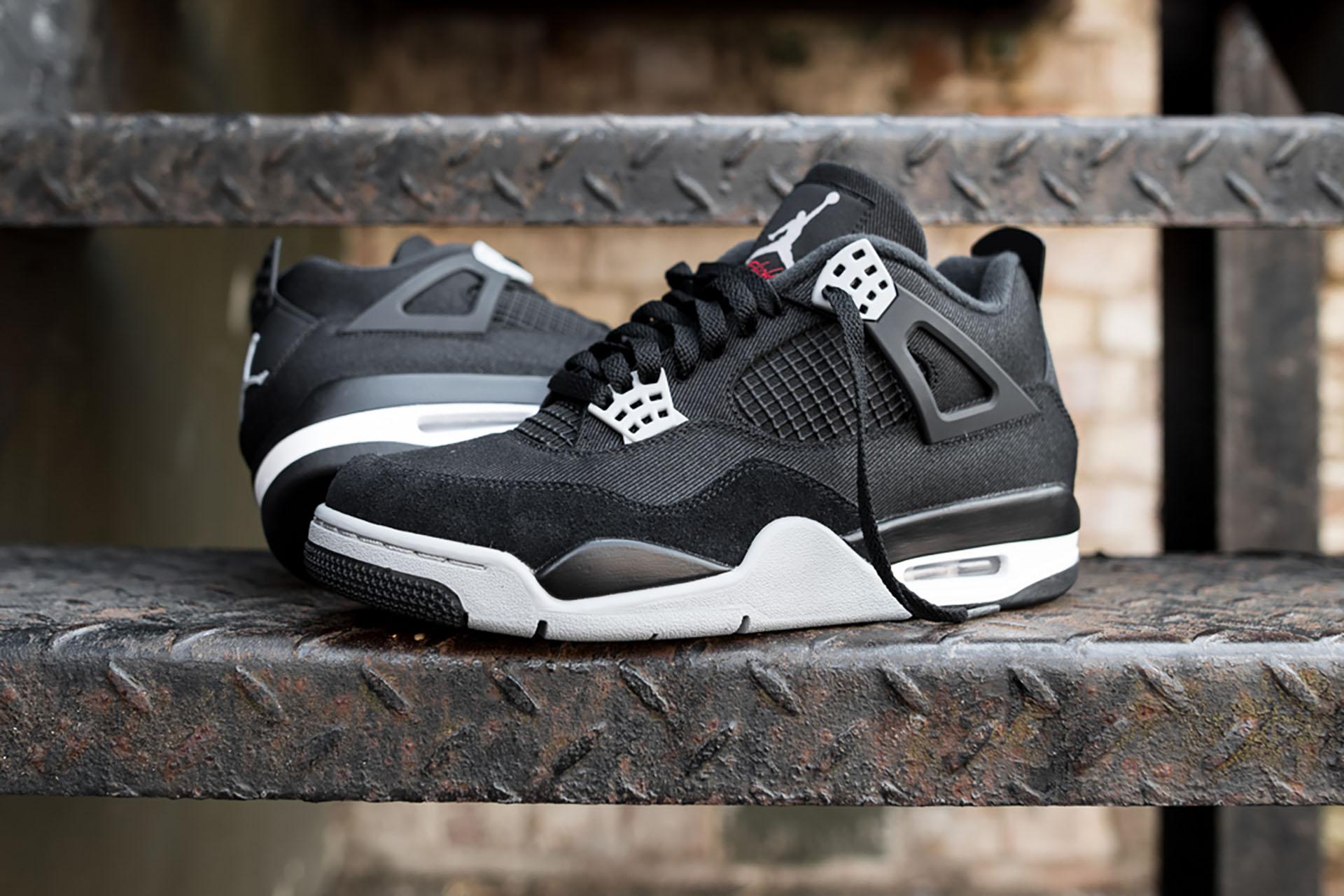 Jordan store 4's black